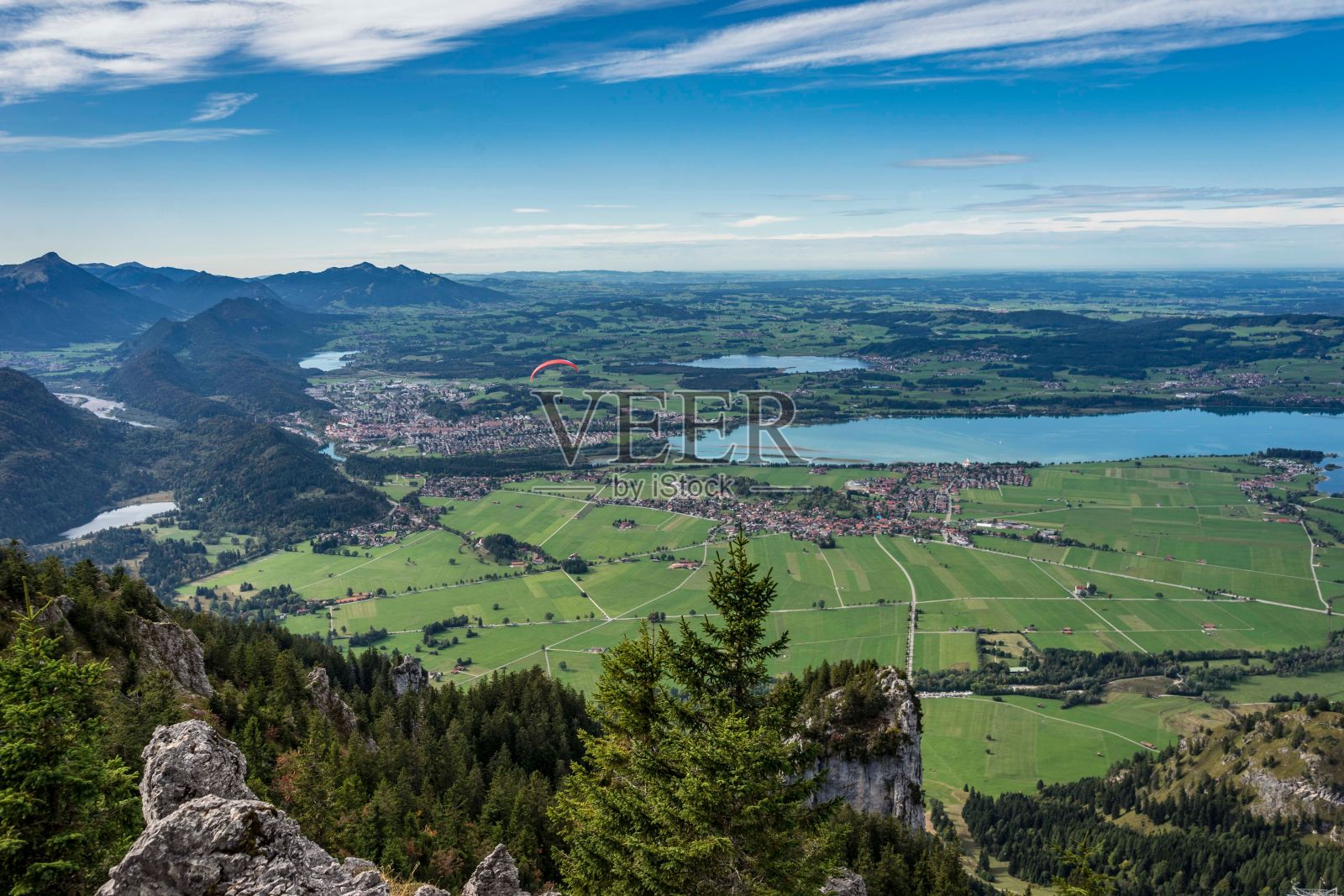 鸟瞰图的山景观周围茂密的树木照片摄影图片