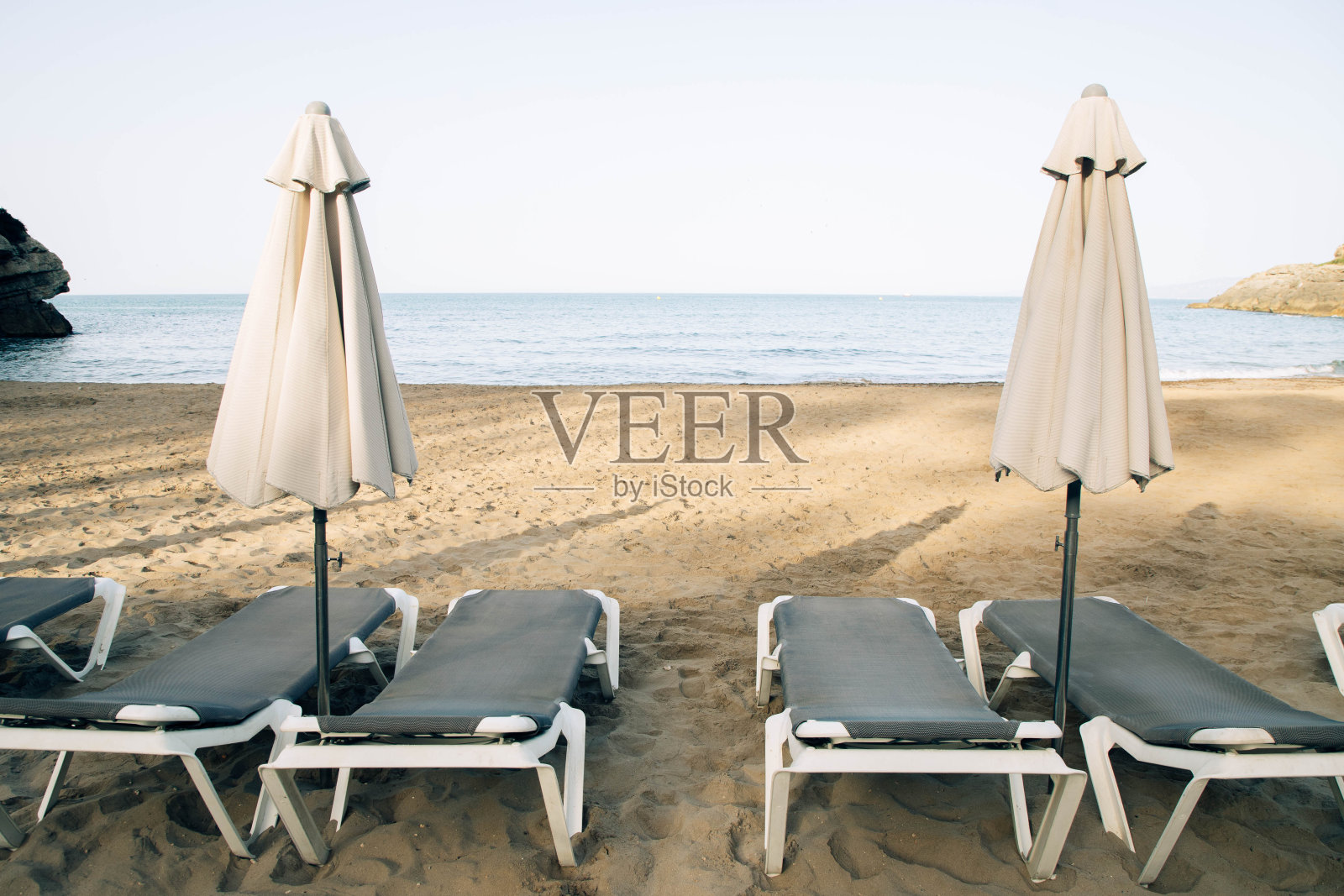 风景优美的沙滩上没有人，躺椅和遮阳伞照片摄影图片