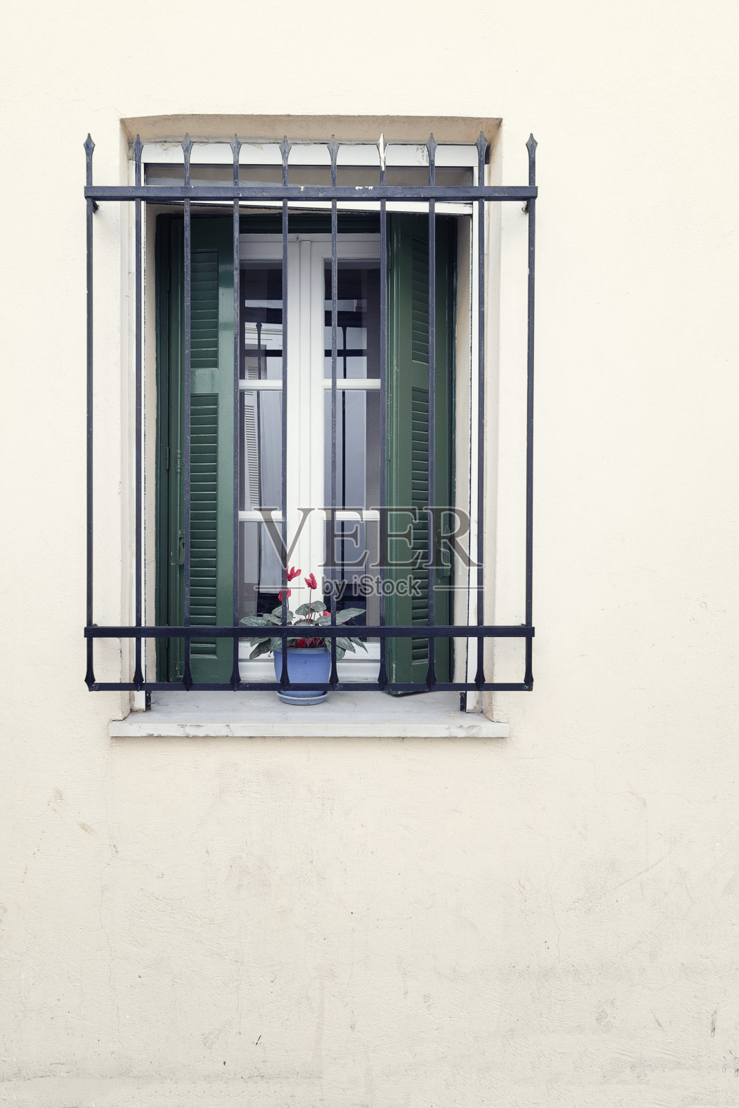 垂直拍摄的小窗户与栅栏的房子在白天照片摄影图片