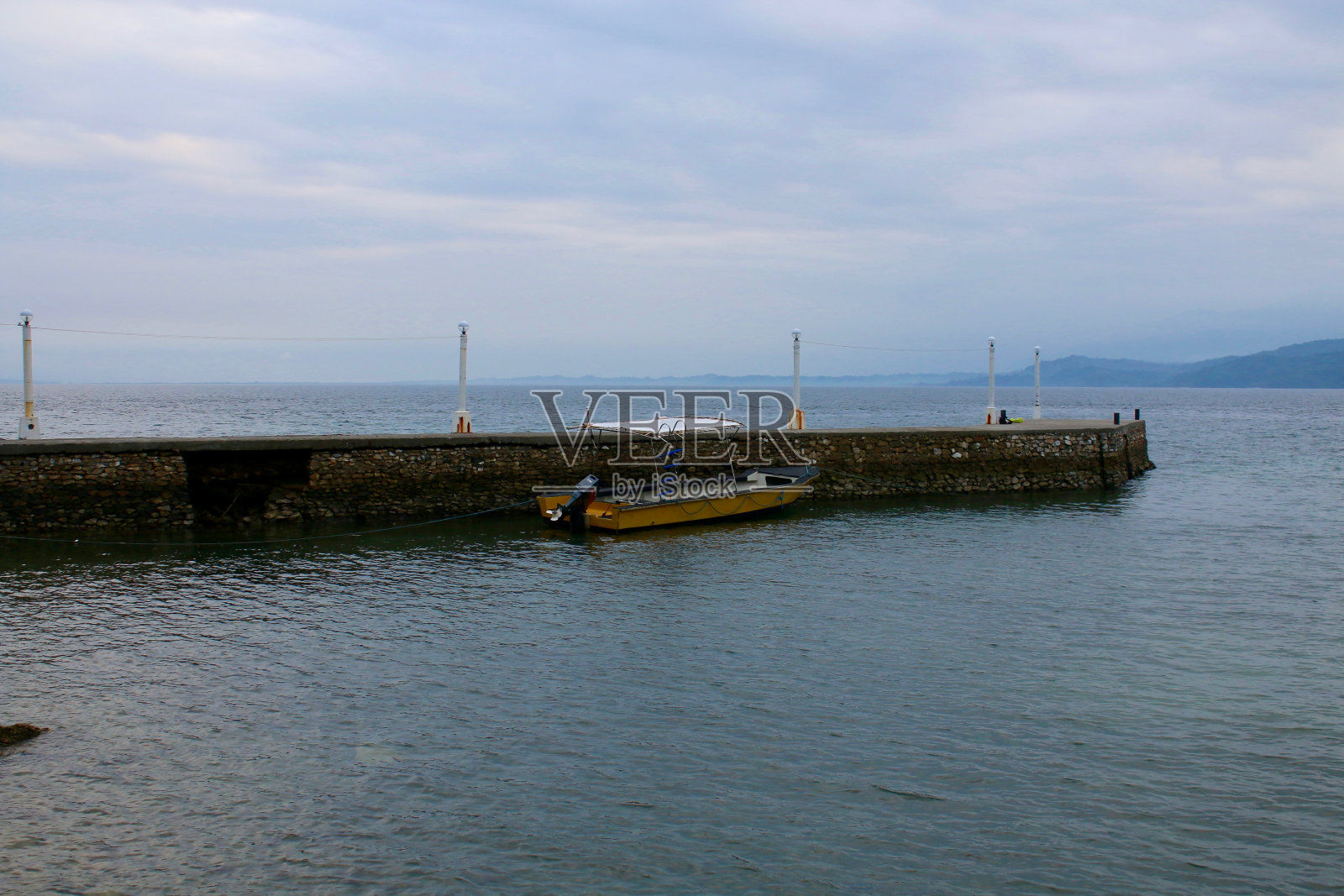 一艘黄色的小汽艇照片摄影图片