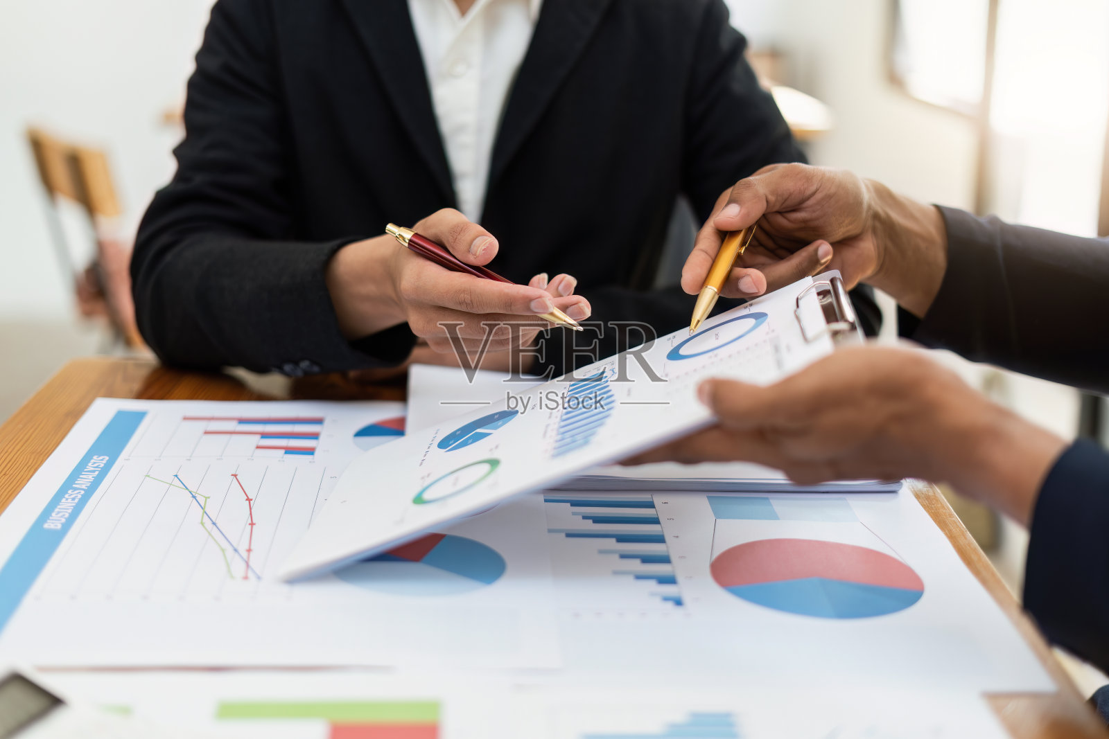 商业人士通过数字平板电脑分析基金投资。商务咨询、会议、金融投资理念照片摄影图片