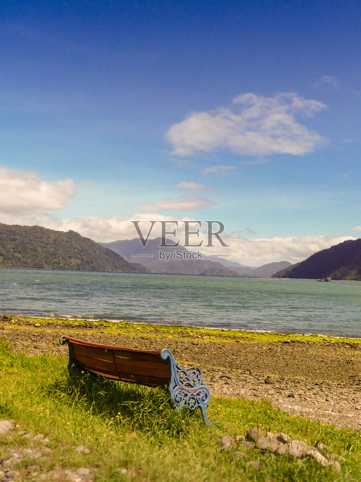 图为智利巴塔哥尼亚峡湾边的长凳。照片摄影图片