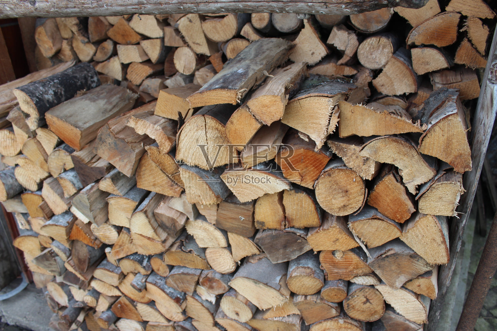 一堆柴火做背景再好不过了照片摄影图片