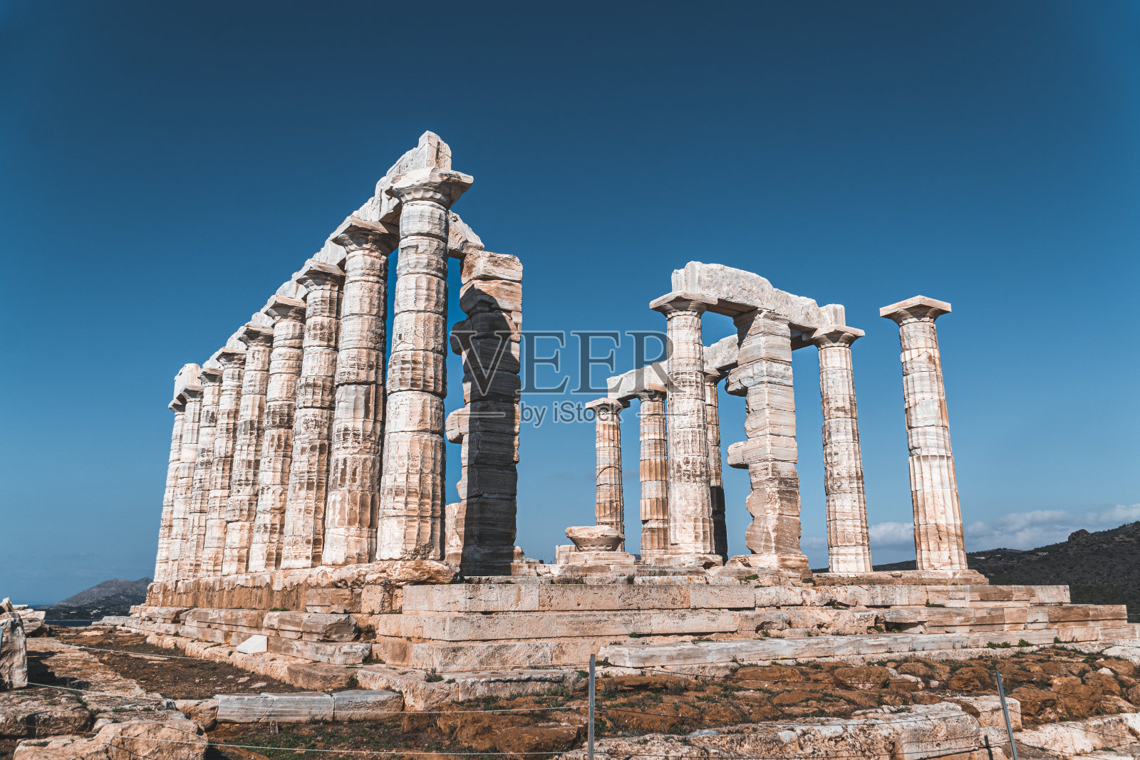 在晴朗的天空下，希腊波塞冬神庙的美丽柱子照片摄影图片
