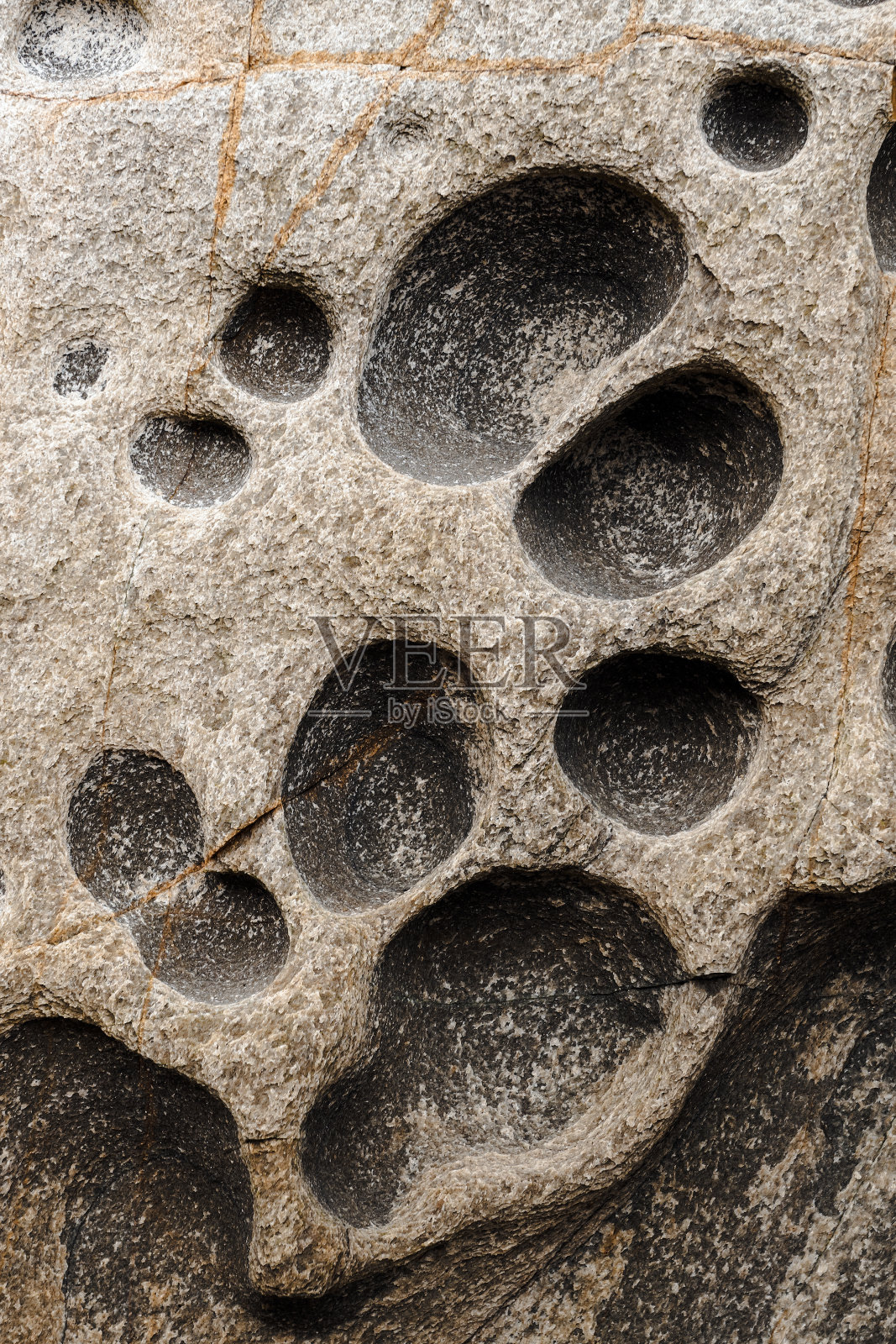 垂直拍摄的自然岩石纹理与洞的背景和壁纸照片摄影图片