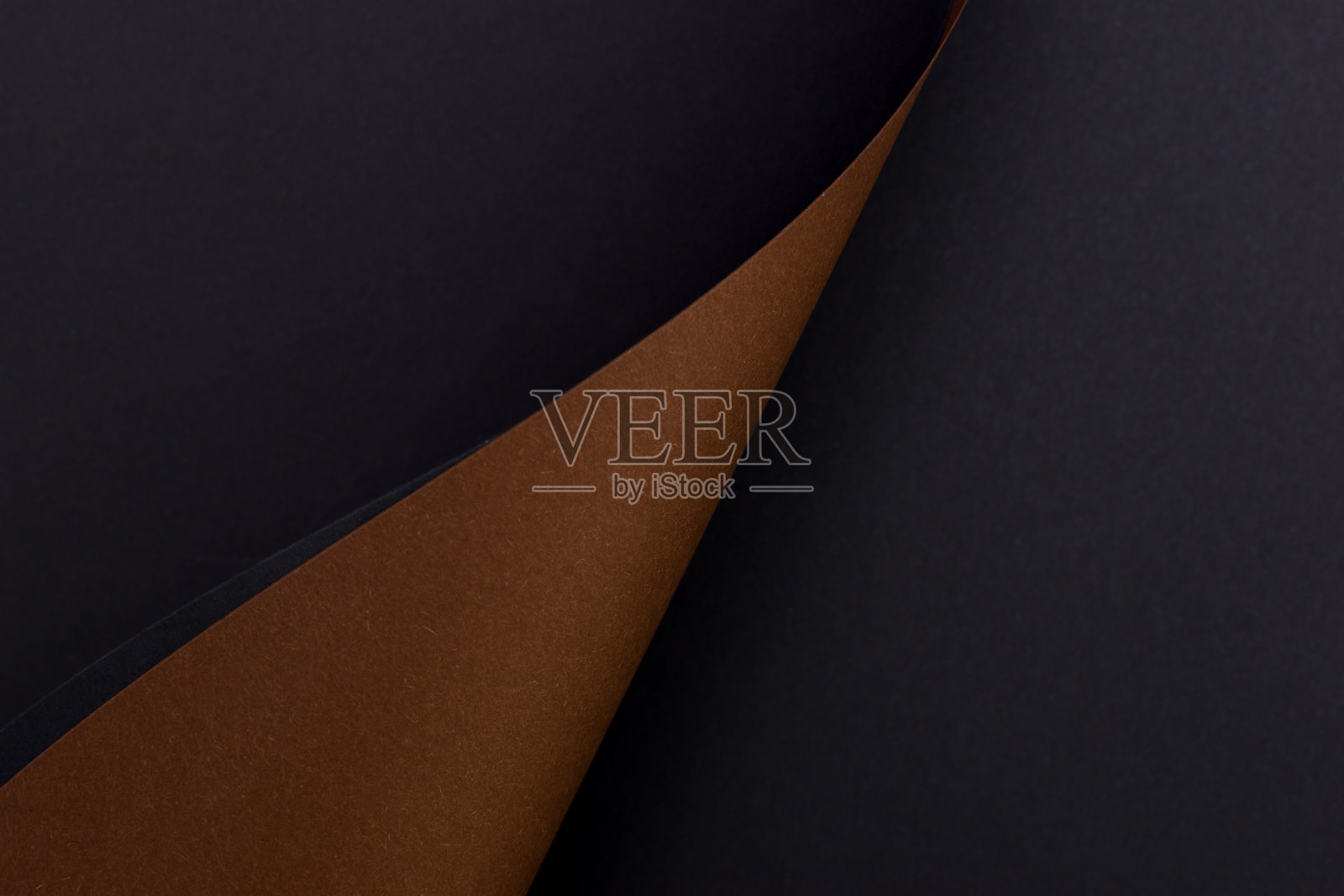 弯曲抽象的黑色和棕色背景，小册子照片摄影图片