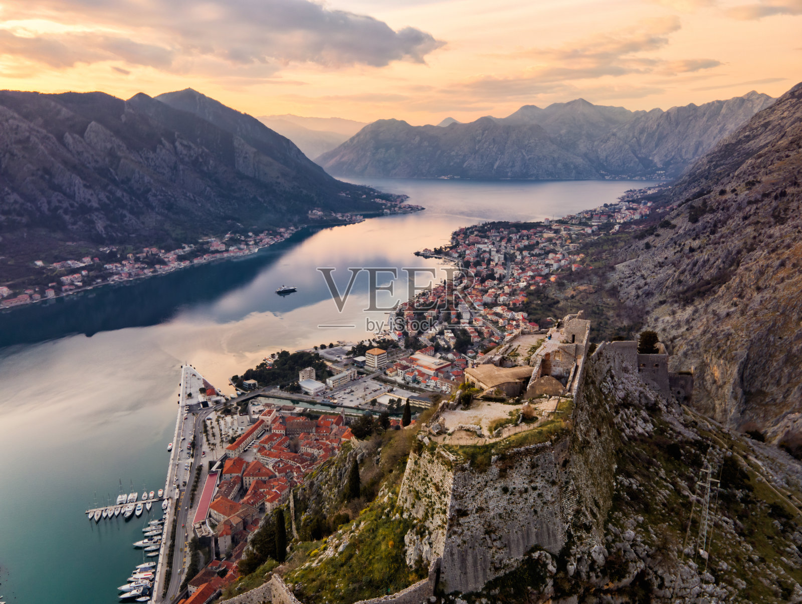 日落时分的科托尔老城照片摄影图片