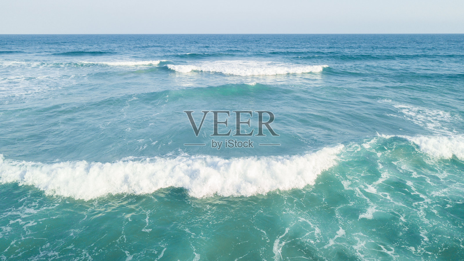 日落时海浪和海滩的鸟瞰图，沿着波浪座海洋路的壮丽鸟瞰图，澳大利亚照片摄影图片