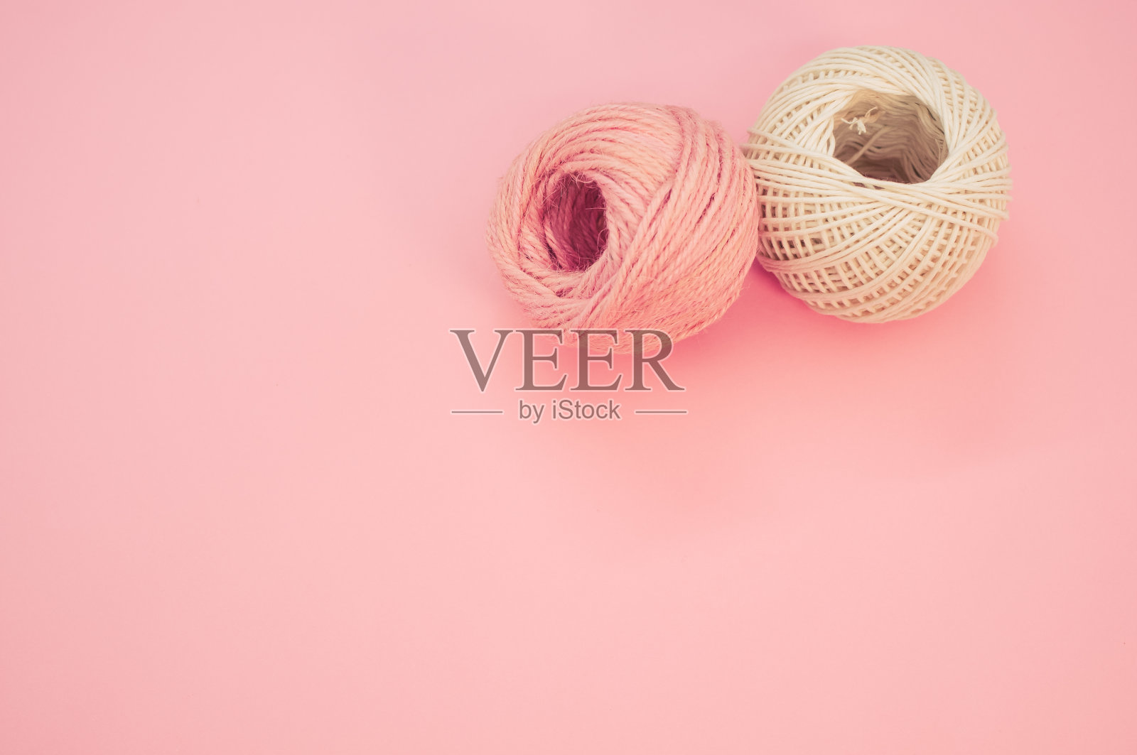 粉红色表面上的粉红色和白色装饰纱的特写镜头照片摄影图片