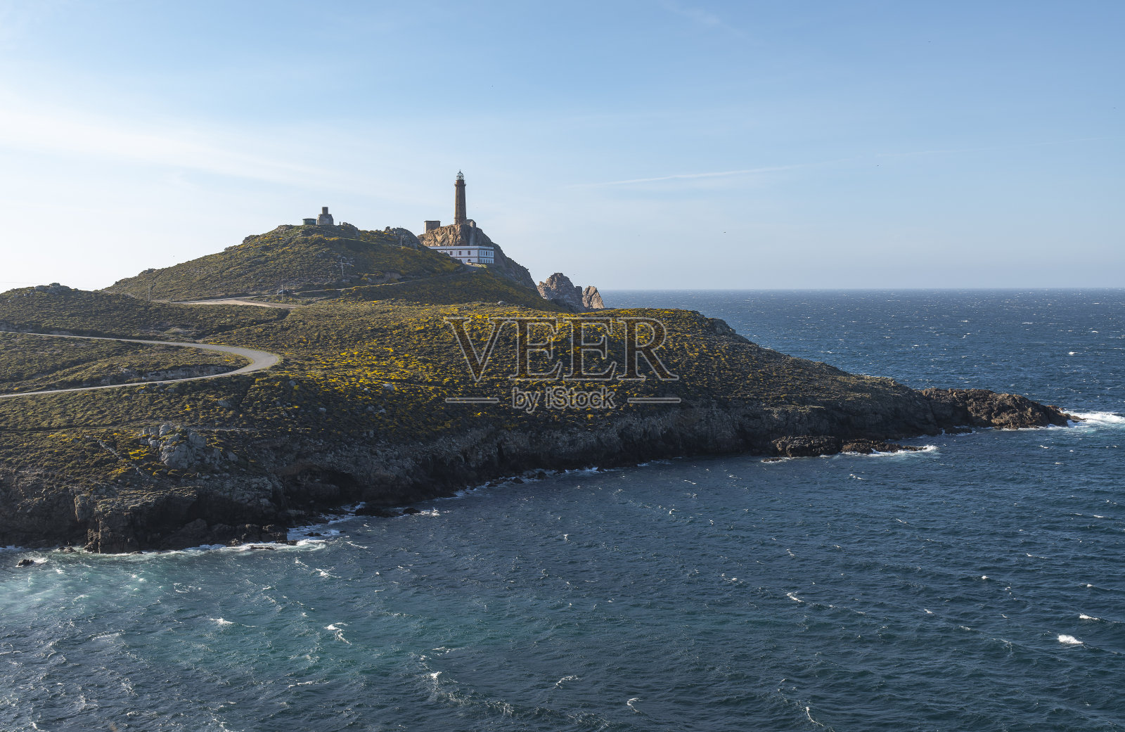 位于西班牙加利西亚海边一座岩石山上的维兰角灯塔照片摄影图片