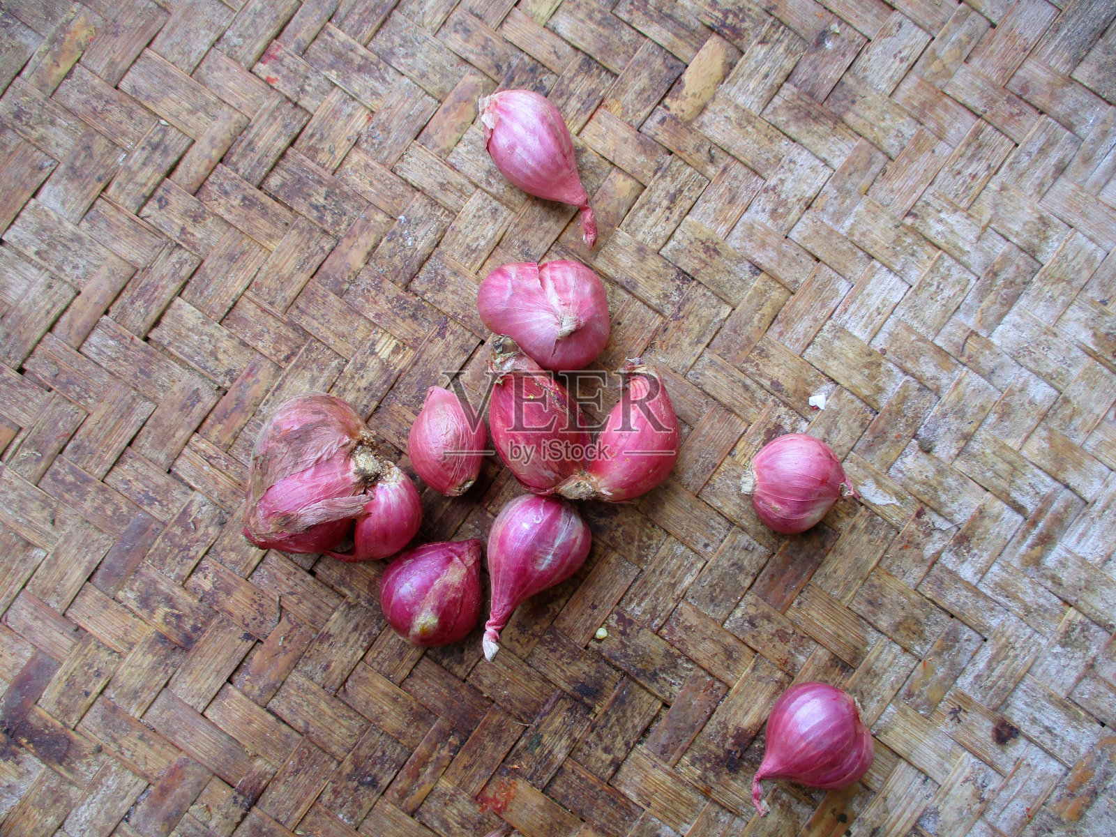新鲜的红洋葱和竹编背景照片摄影图片