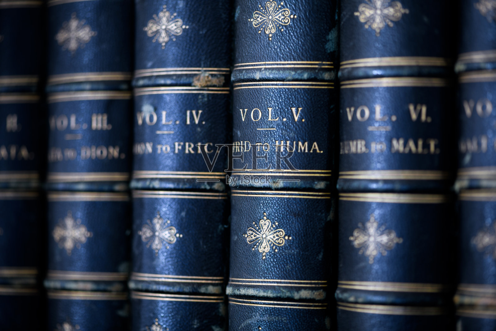 书架上的19世纪古董书照片摄影图片