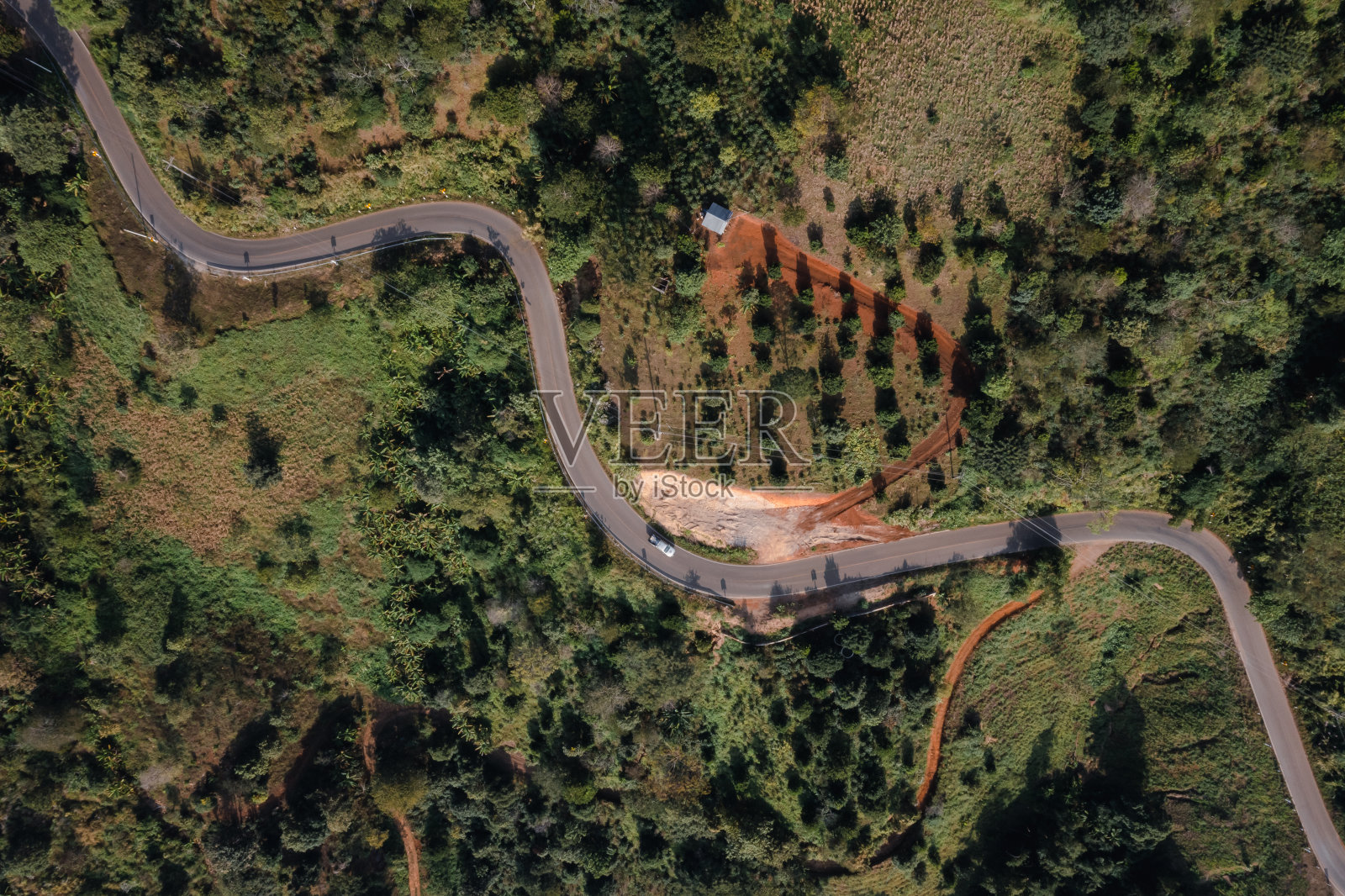 泰国清莱山上蜿蜒的公路鸟瞰图照片摄影图片