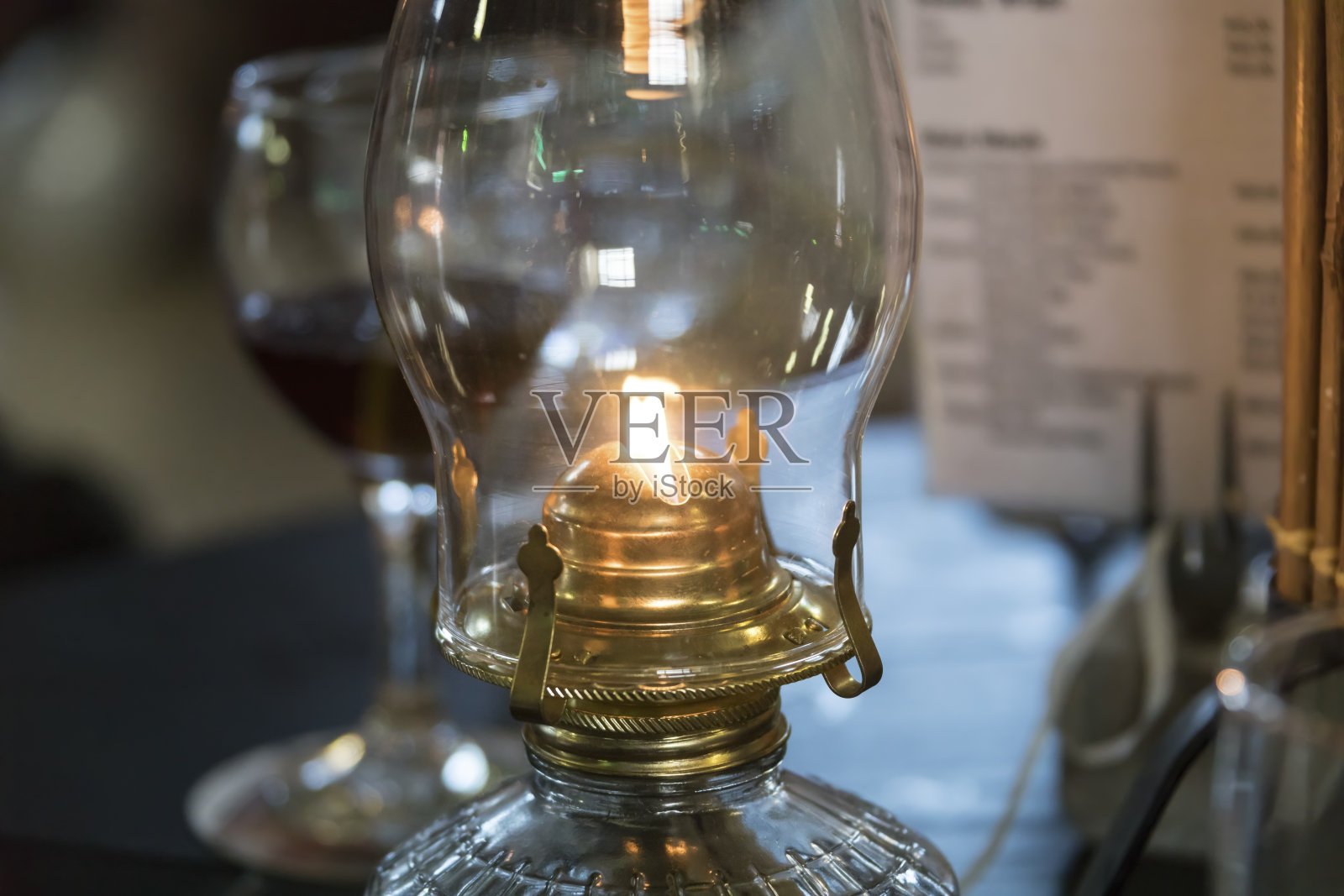 餐厅餐桌上的老式煤油灯照片摄影图片