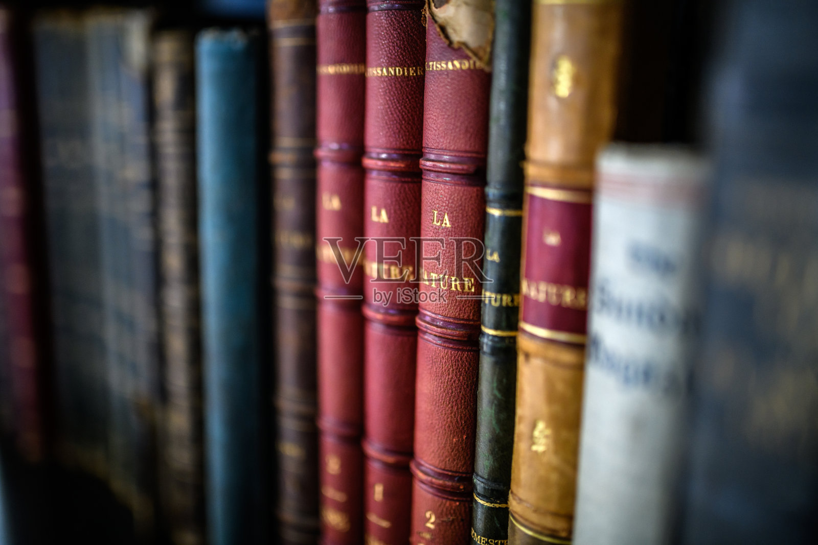 书架上的19世纪古董书照片摄影图片