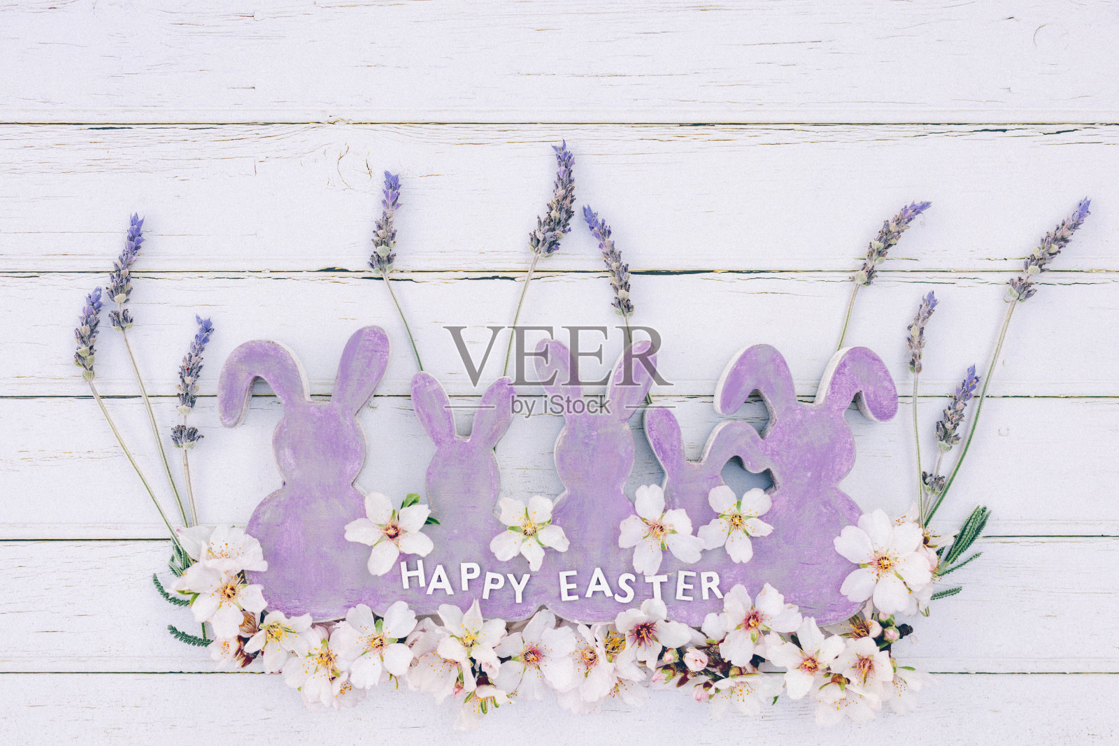 平坦的紫色木制复古复活节兔子形状与薰衣草和杏仁花和白色英文字母复活节快乐白色木制背景与复制空间照片摄影图片