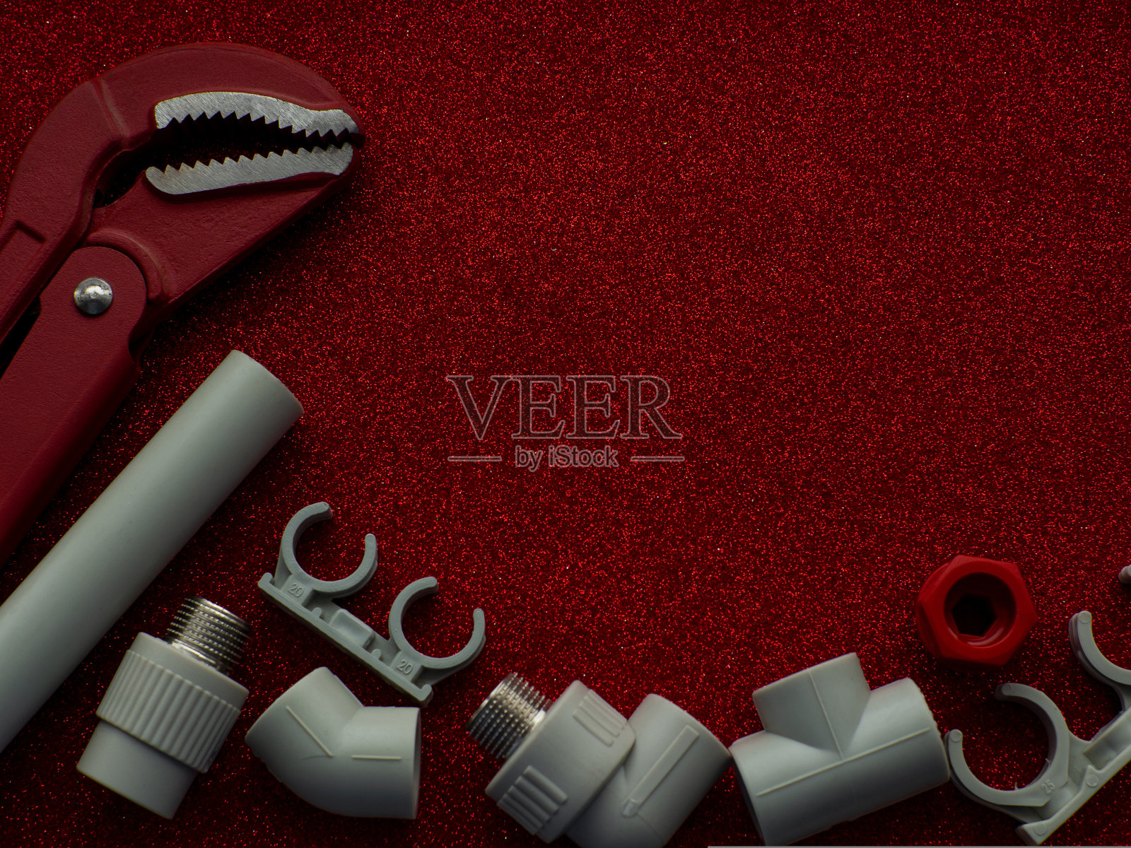 红色背景的施工工具和礼物照片摄影图片