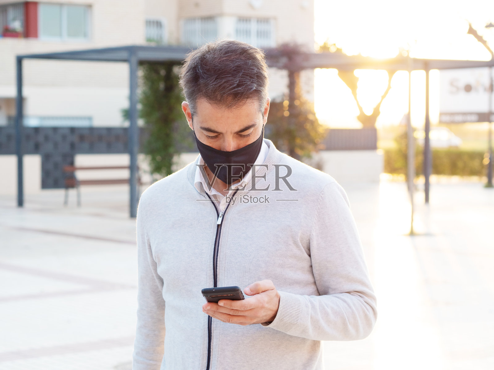 特写一个时尚的白人商人正在他的手机上进行商业咨询照片摄影图片