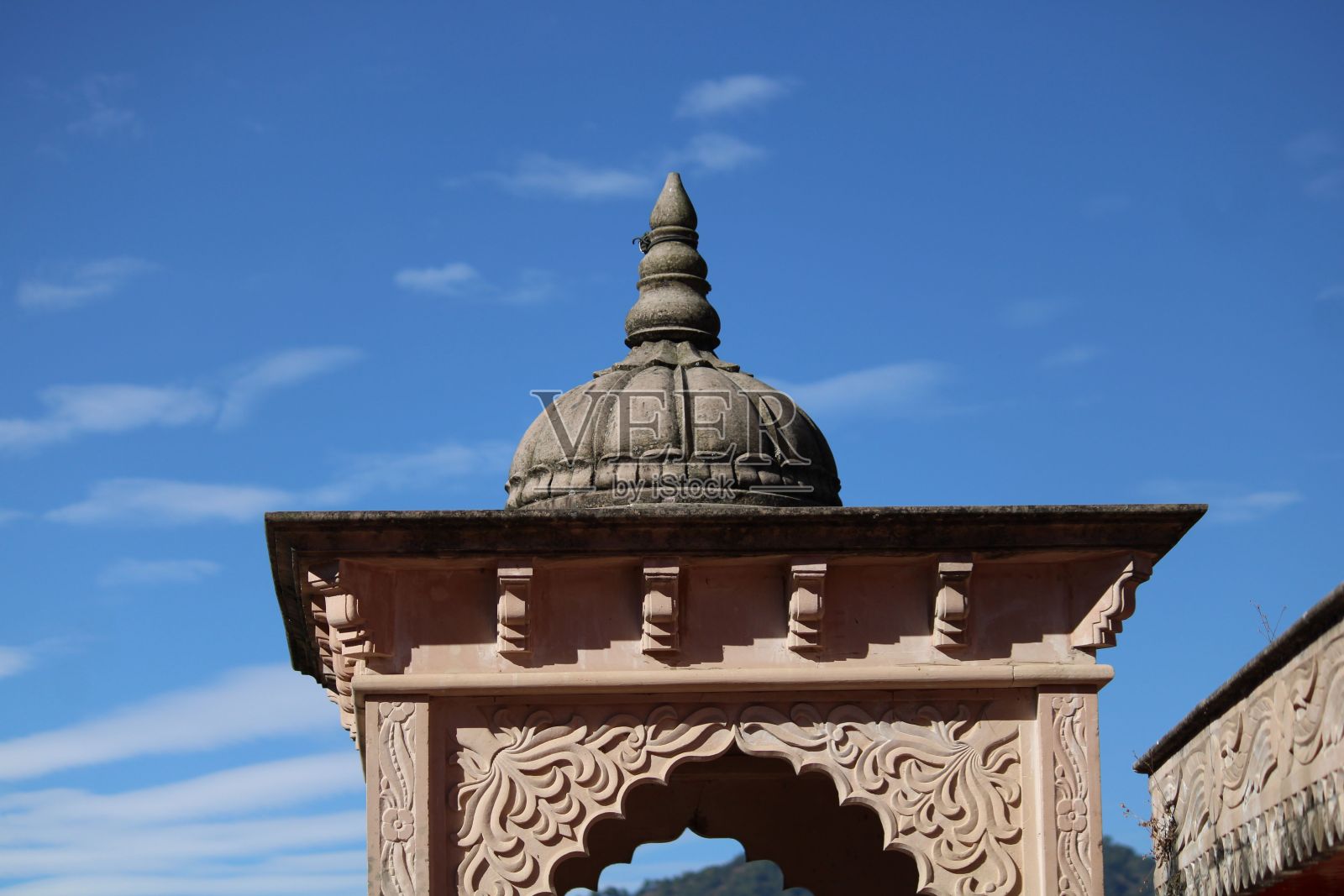 一个古老的石头寺庙的外部视图在一个明亮的，阳光明媚的一天在蓝天背景照片摄影图片