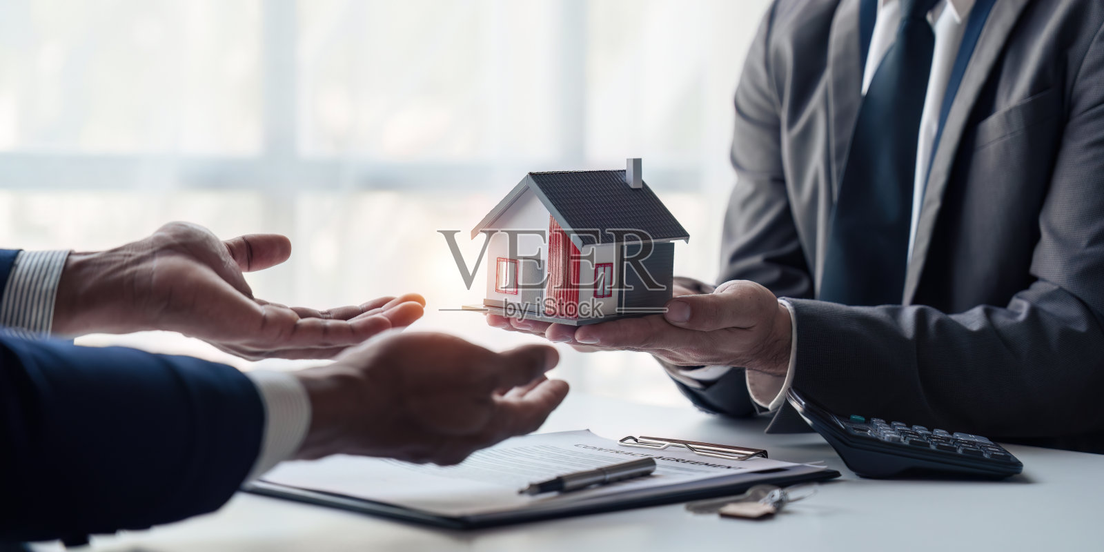 近距离的房地产中介购买的房子和土地都是交付钥匙和房子。与房地产经纪人讨论照片摄影图片