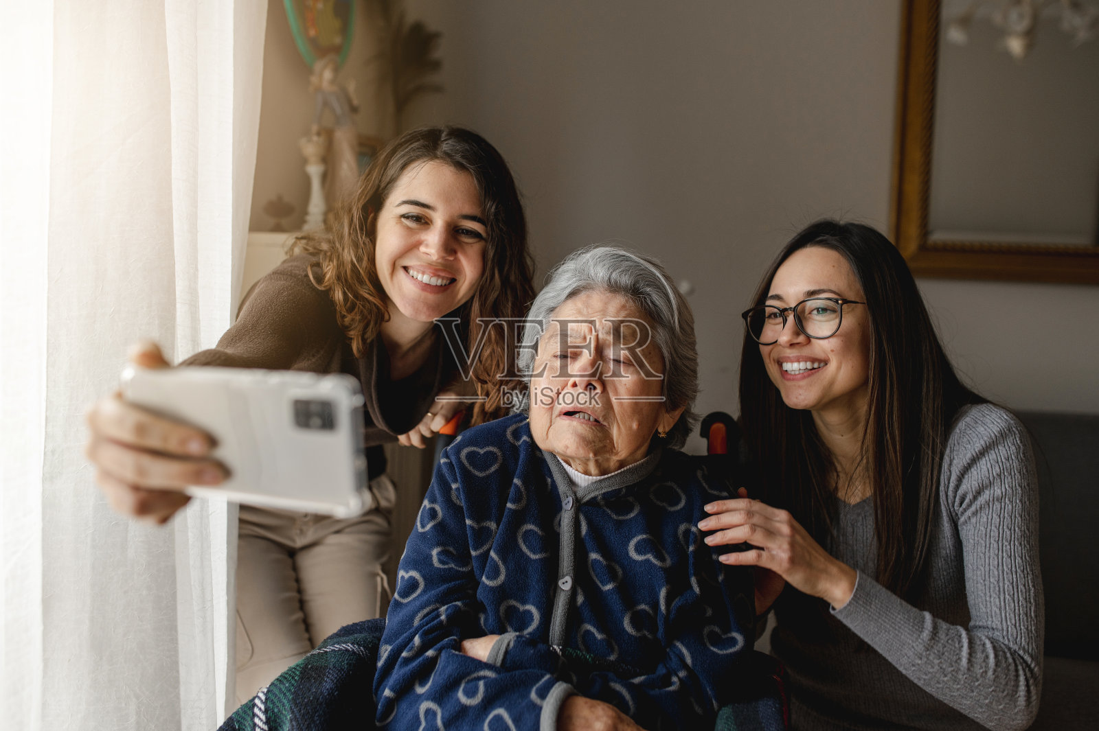 孙女们和坐在轮椅上的老祖母自拍照片摄影图片