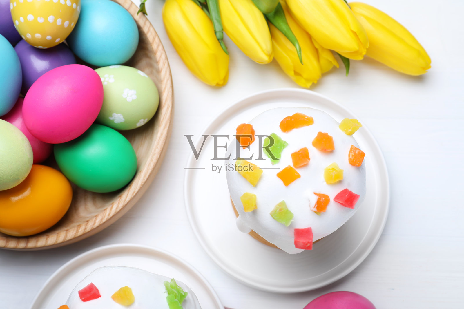 复活节蛋糕，彩蛋和郁金香放在白色的木桌上，平铺照片摄影图片