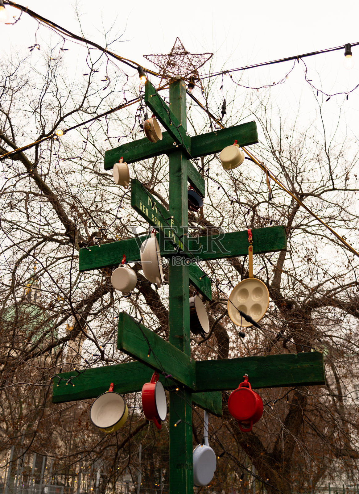 有星星的木制圣诞树，上面挂着旧厨房用具作为玩具照片摄影图片