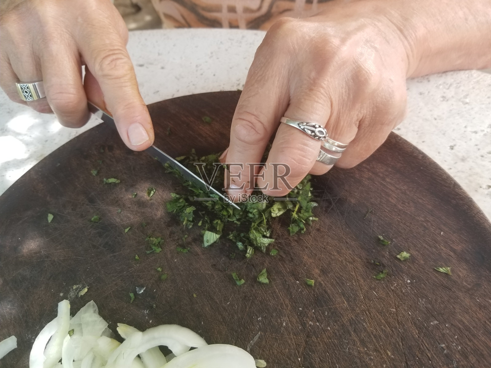 切药草的手照片摄影图片