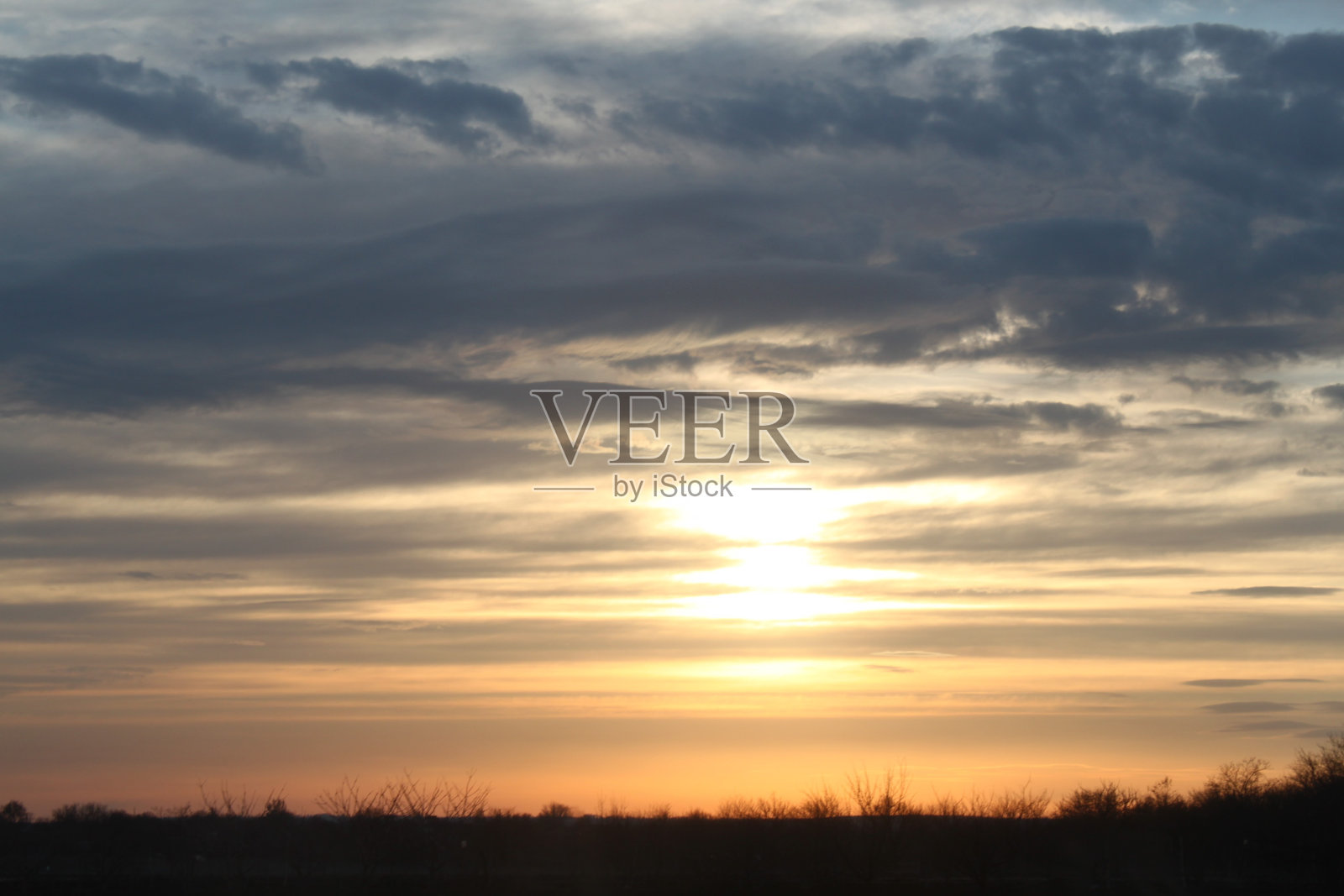 戏剧性的日落与美丽的天空和云照片摄影图片