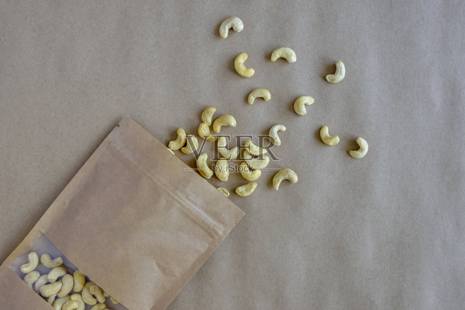 腰果在环保纸包装和牛皮纸上。健康食品。前视图。特写镜头。有选择性的重点。照片摄影图片