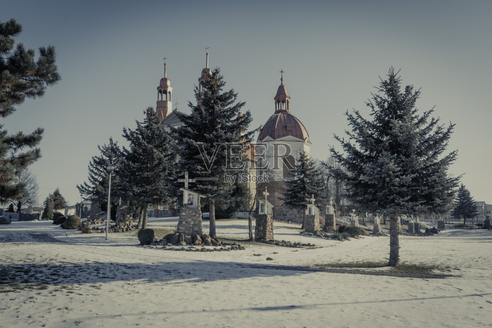 波兰Sulmierzyce村的教堂。照片摄影图片