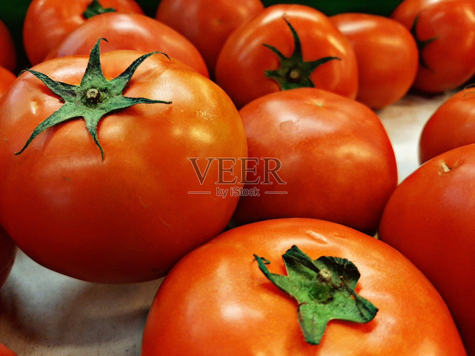 成堆的红番茄在市场上出售照片摄影图片