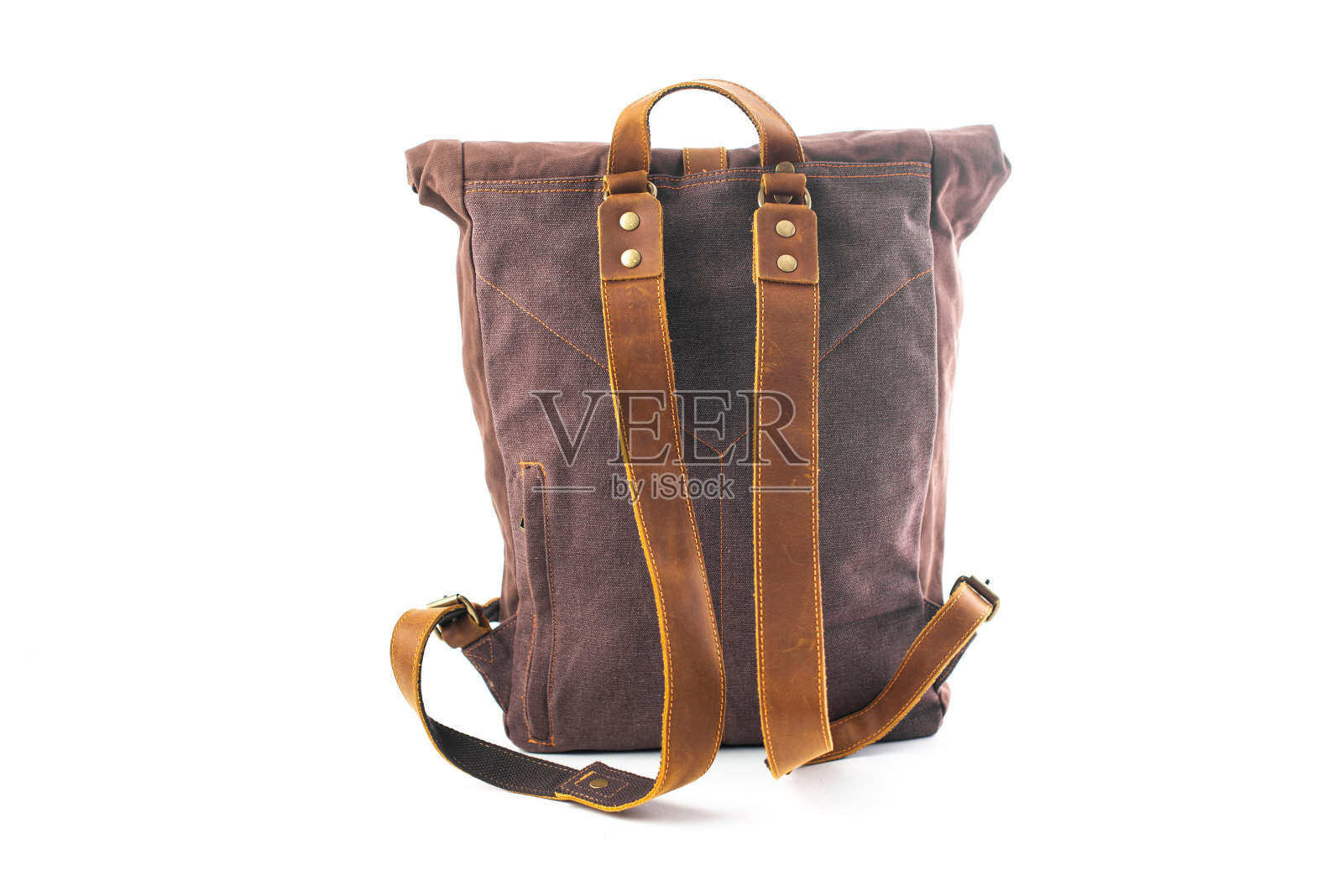 时髦的背包配件孤立的白色背景。棕色的袋子。为旅行者手工制作的背包。照片摄影图片