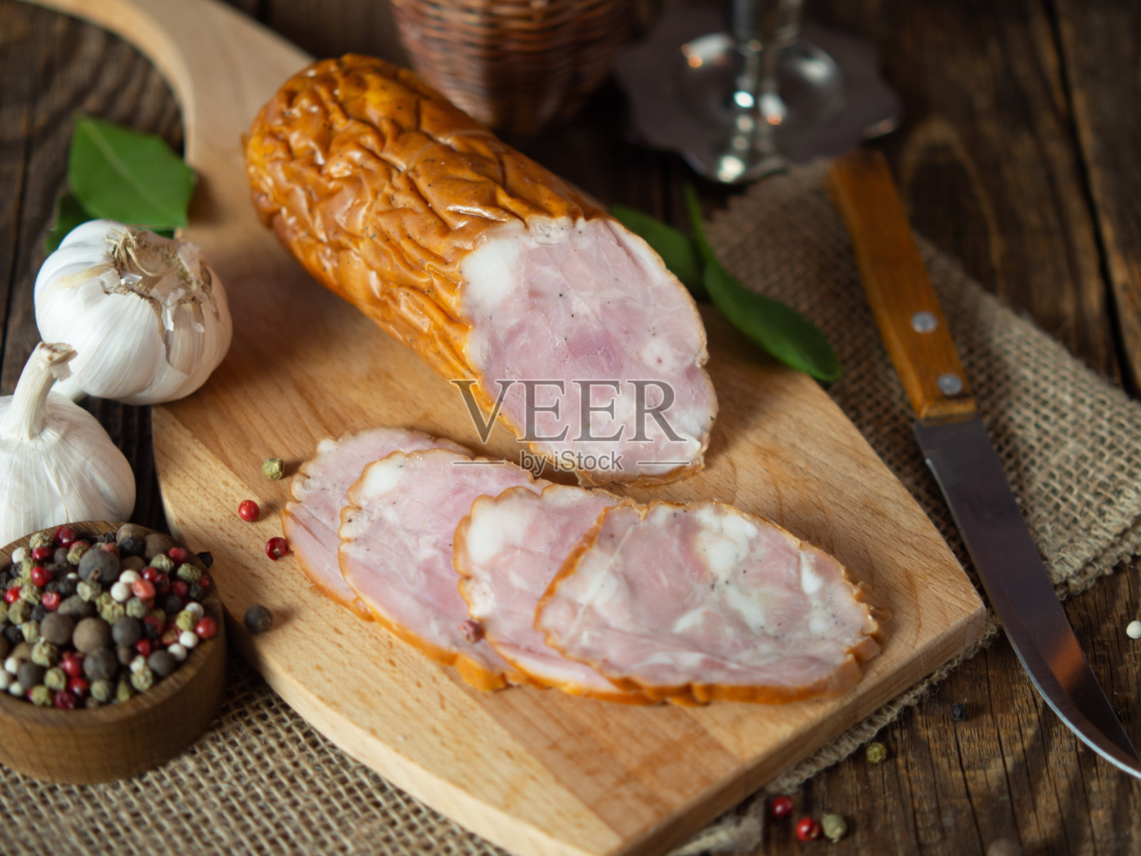 纯朴的桌子上放着煮好的肥肠照片摄影图片