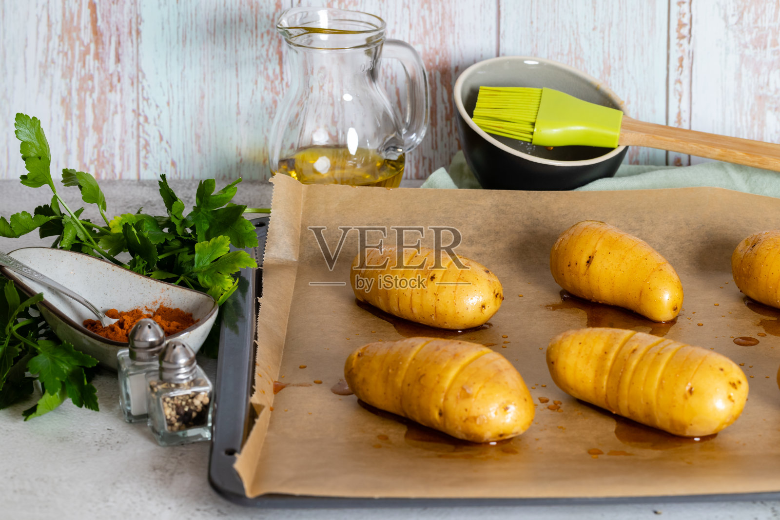 切土豆，放在烤箱的托盘上烤。照片摄影图片