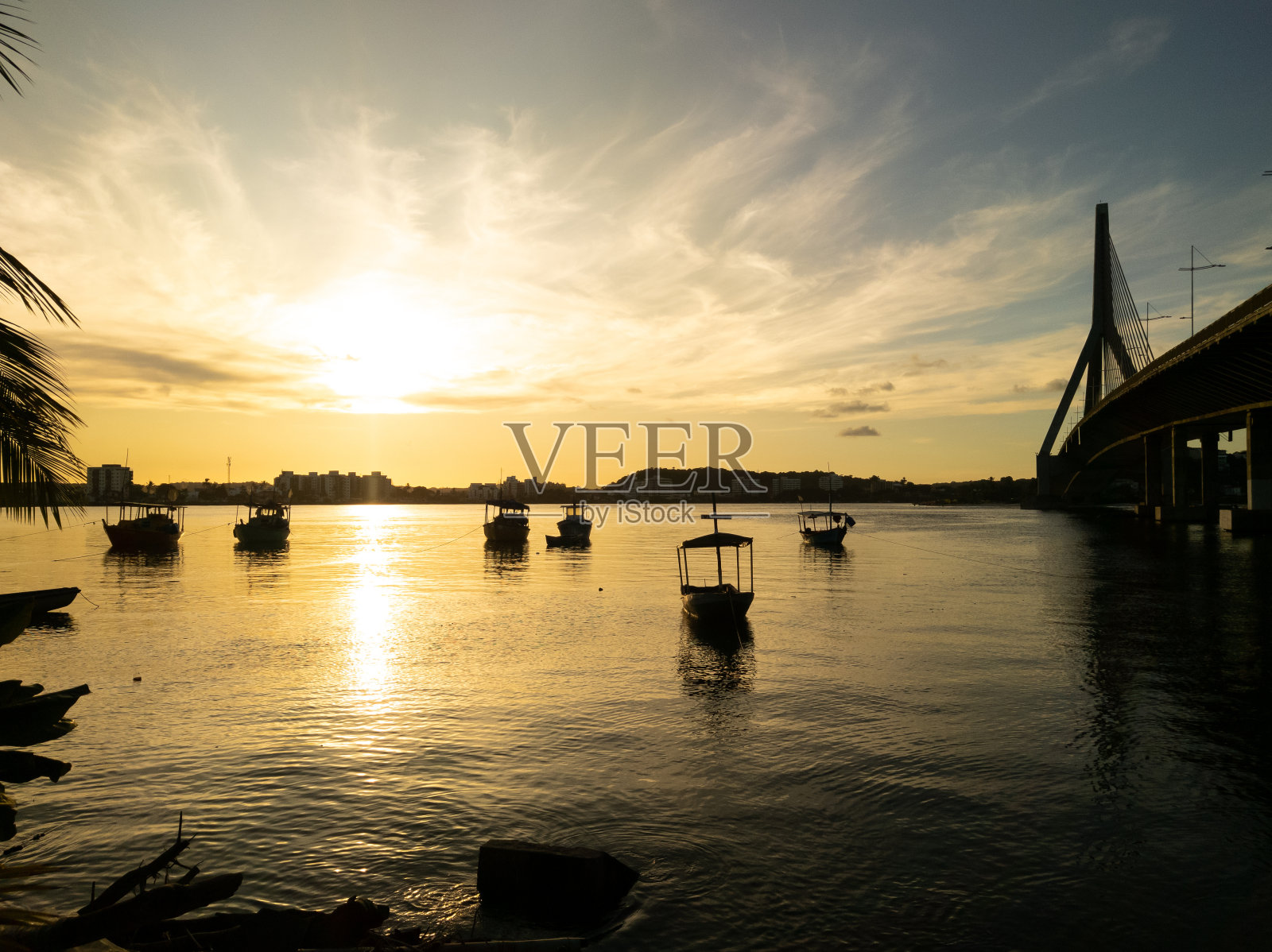 夕阳与斜拉桥豪尔赫阿马多的背景在伊尔豪斯，巴伊亚，巴西照片摄影图片