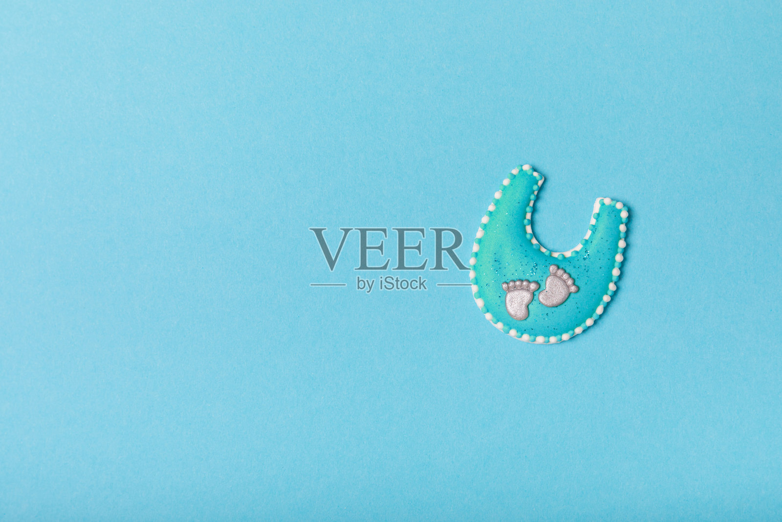 蓝色背景的婴儿派对饼干。婴儿派对上的美味饼干。婴儿沐浴派对的概念。平的。从上面看。糖果酒吧。性别派对。照片摄影图片