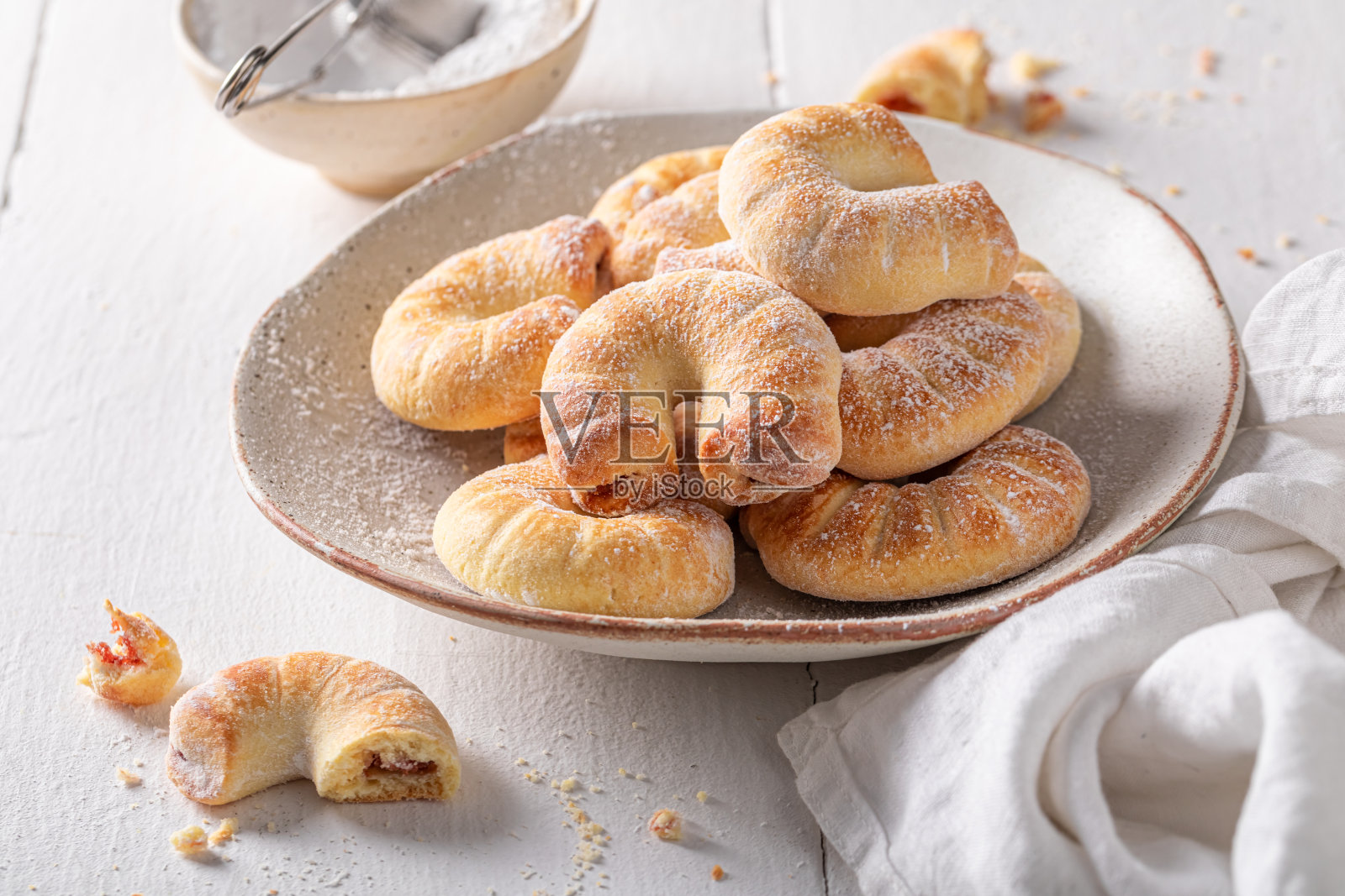 美味和自制的牛角包与水果配置。照片摄影图片