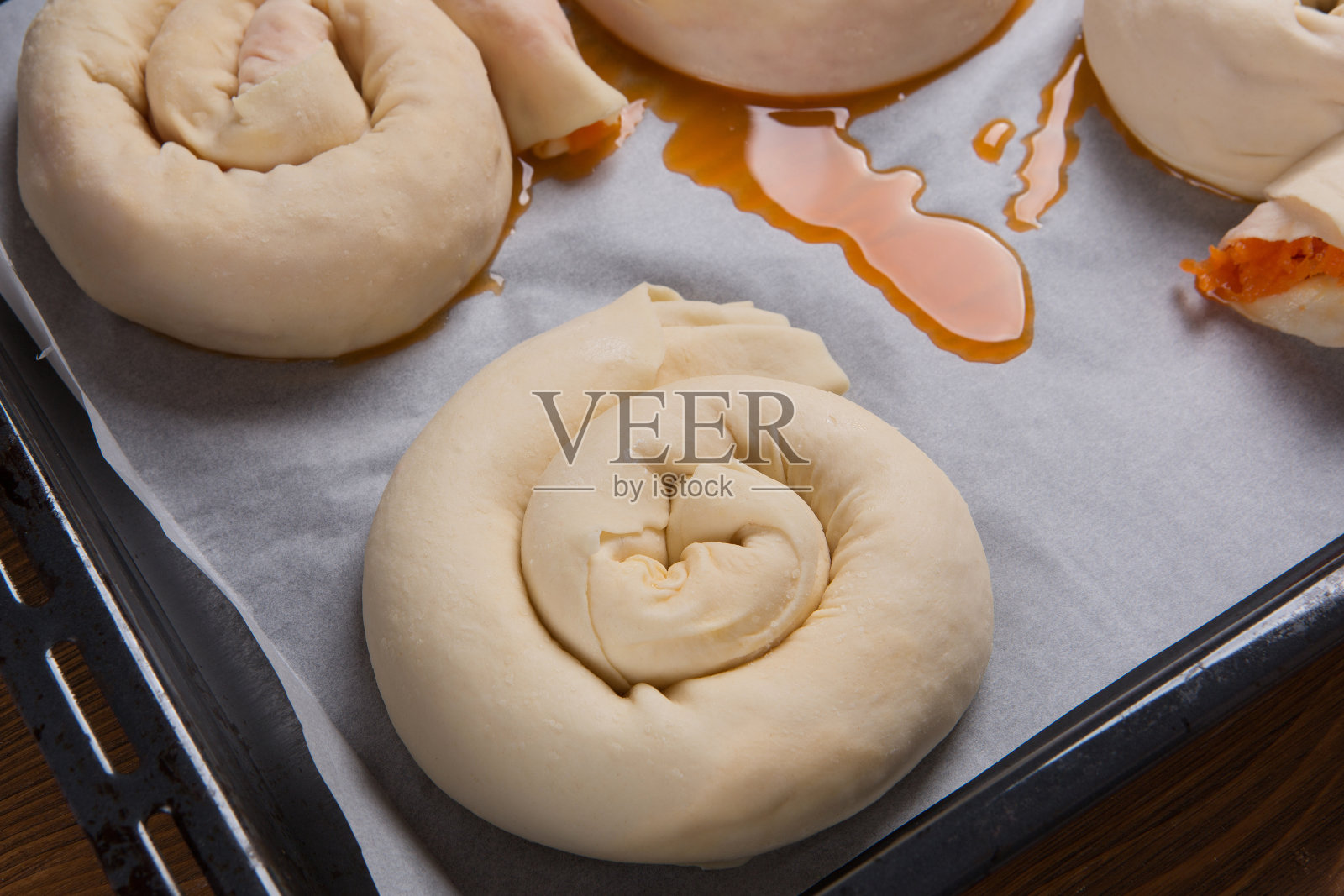 生的葡萄放在烤盘上，准备烘烤照片摄影图片