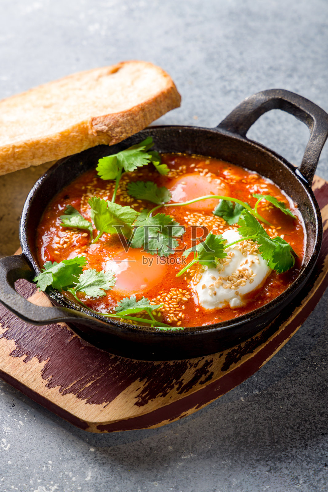 沙克舒卡经典的黑色铸铁上的灰色桌子垂直接近照片摄影图片