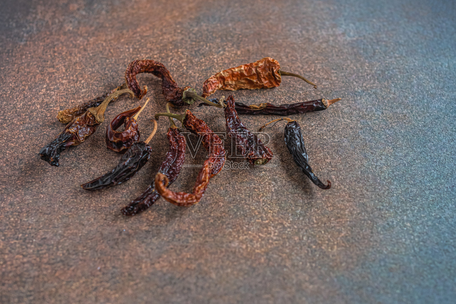 红色和绿色的干辣椒和彩色的背景照片摄影图片