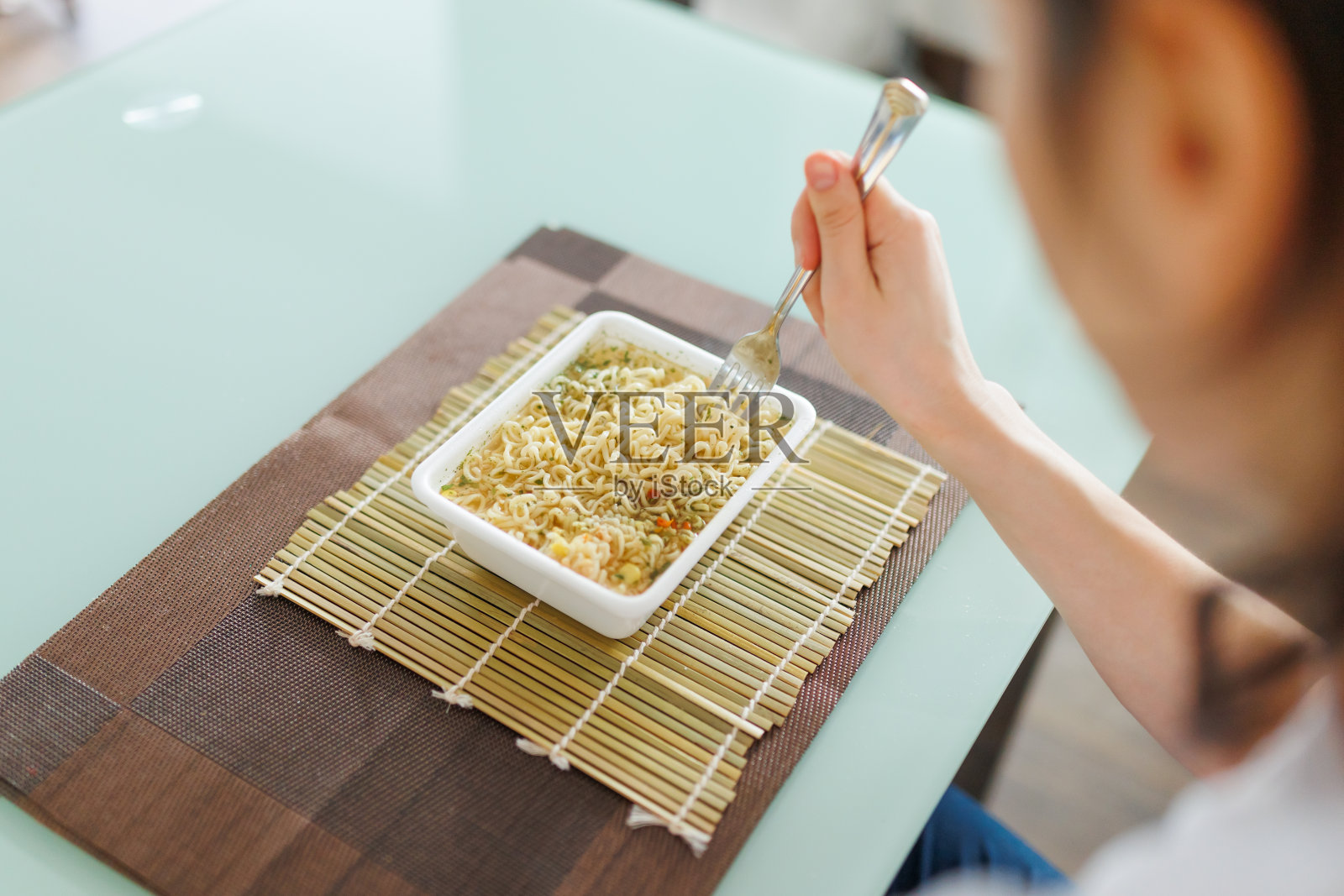 一个近距离的手的快速和不健康的快餐餐，显示方便面照片摄影图片