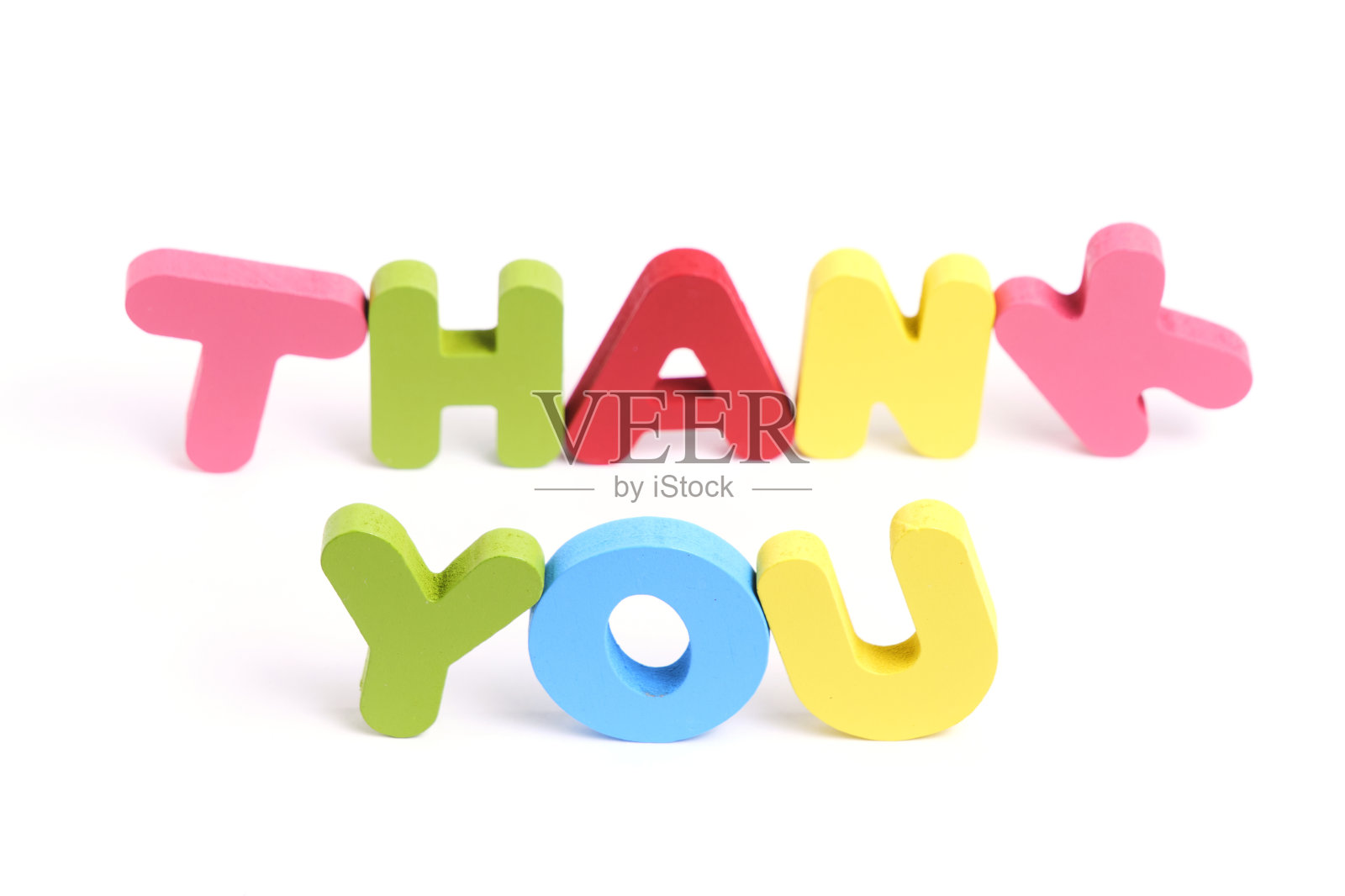 字谢谢你组成多色字母白色背景。照片摄影图片