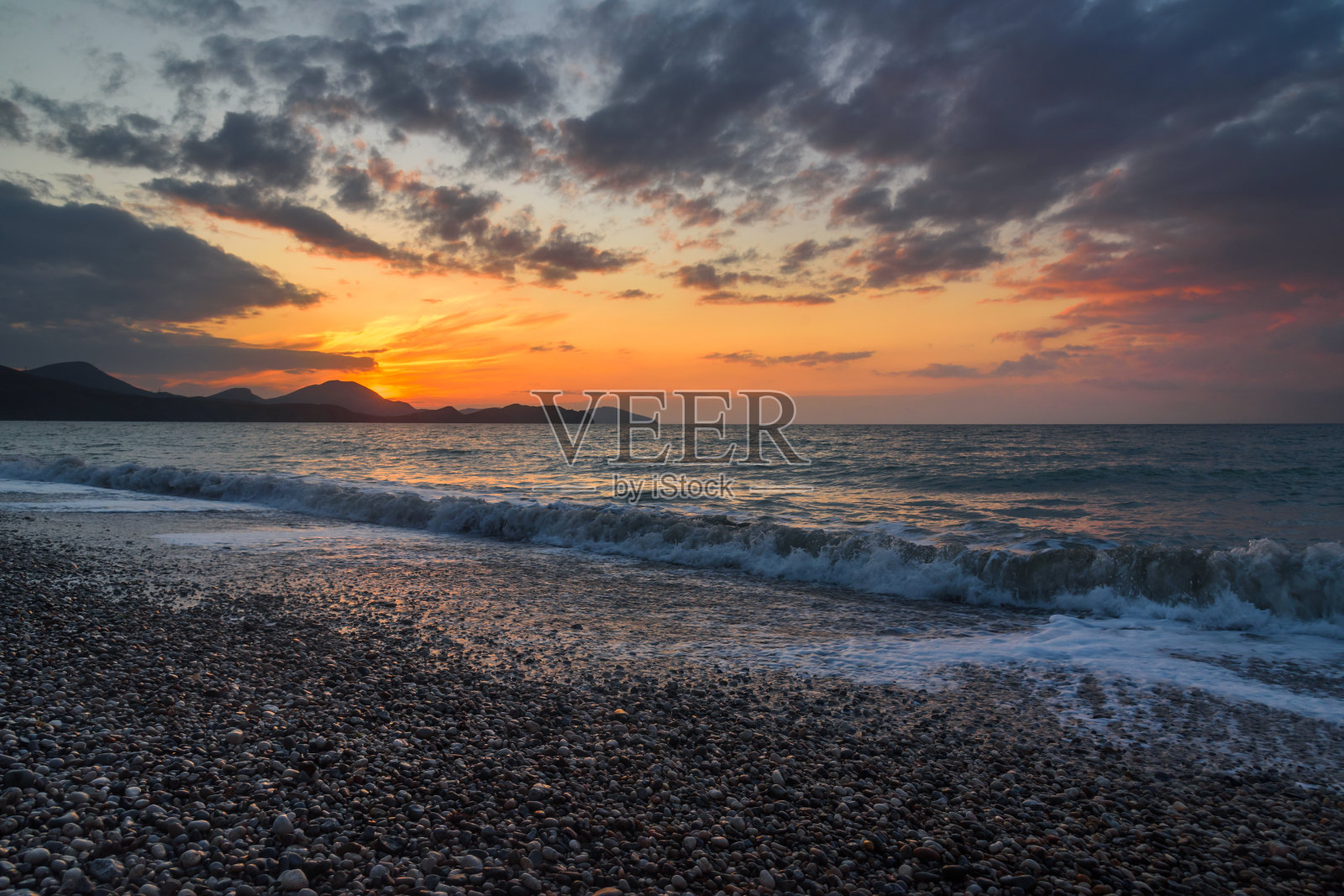 海上五彩缤纷的日出照片摄影图片