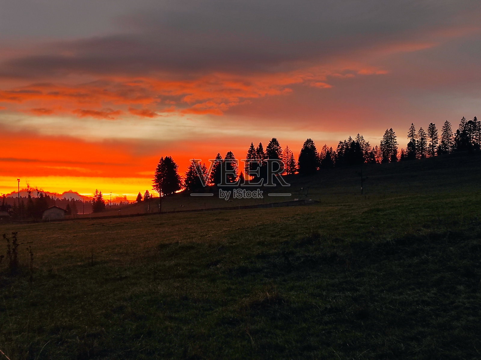 秋天的橙色日出，法国上杜布照片摄影图片