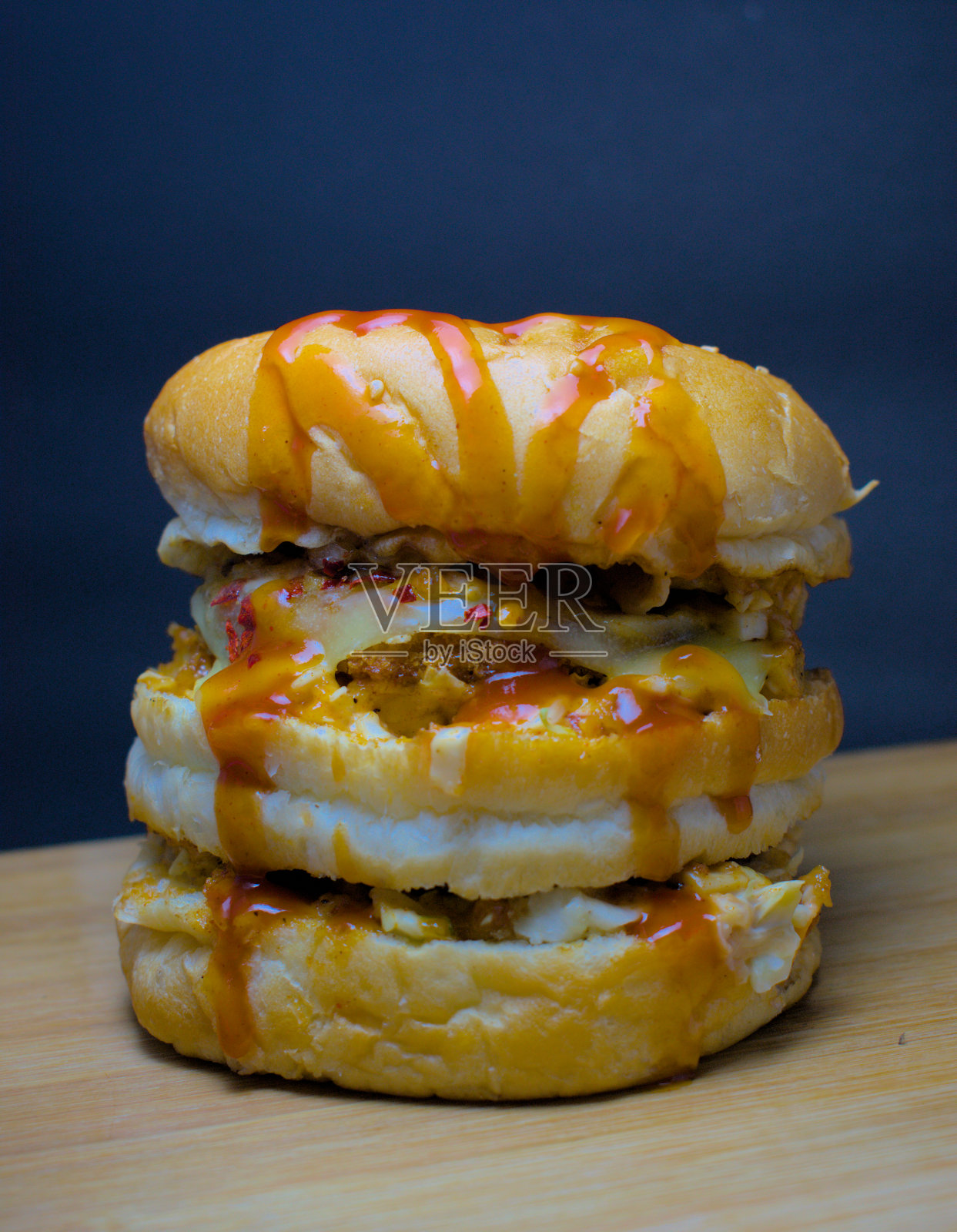 尝试吃汉堡照片摄影图片