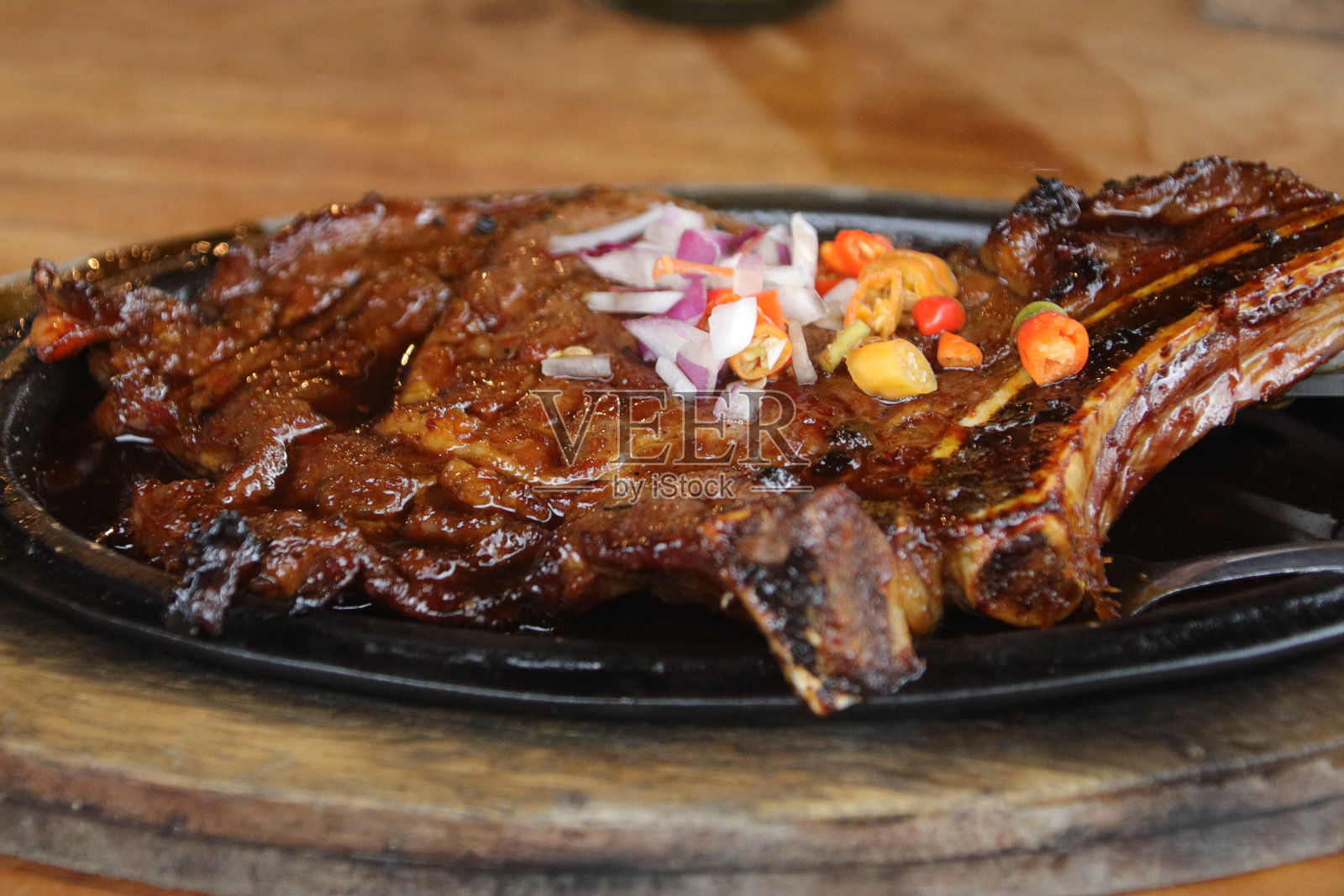 在电炉上烤牛肉照片摄影图片