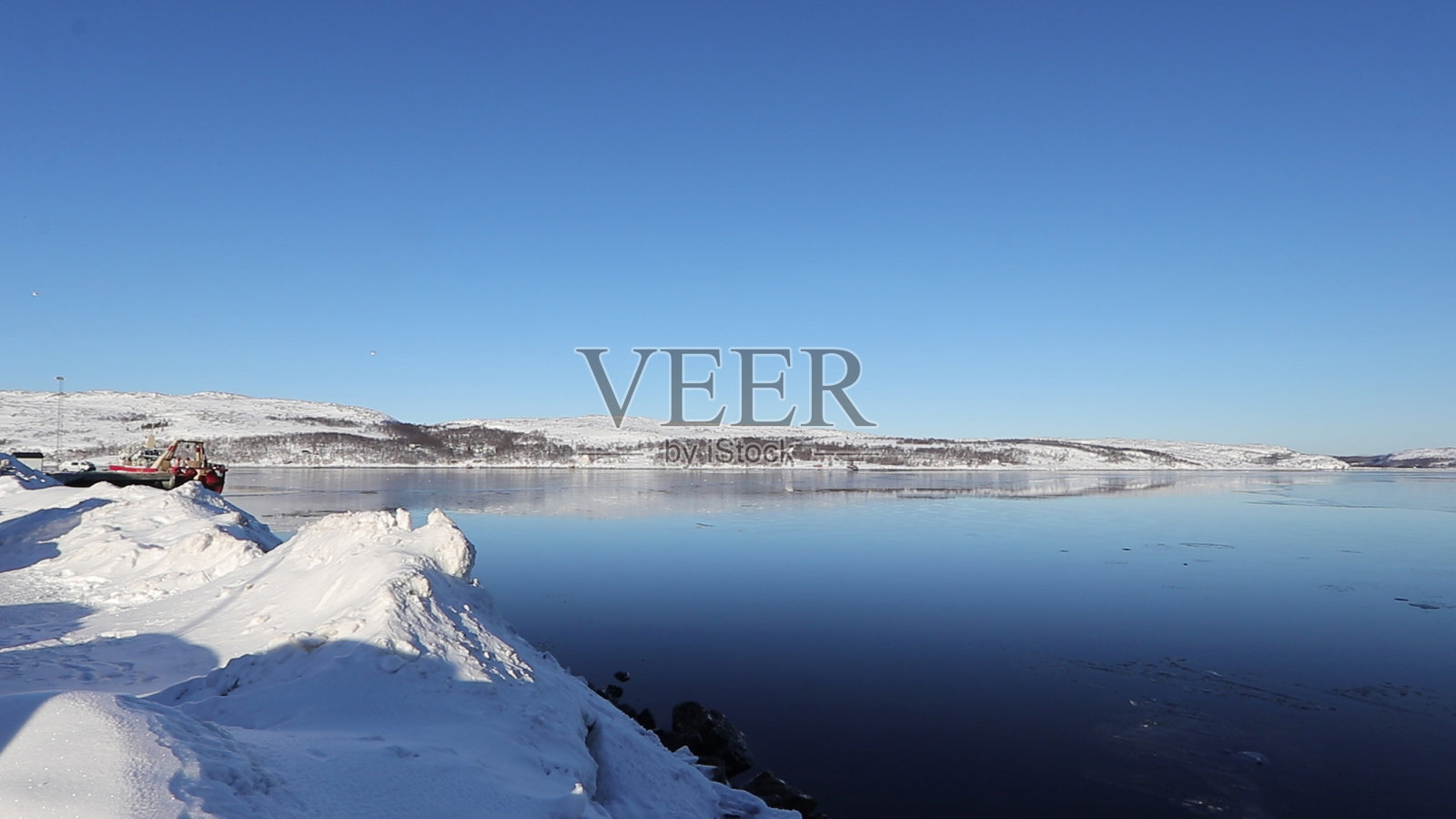 挪威基尔克内斯美丽的冰湖照片摄影图片