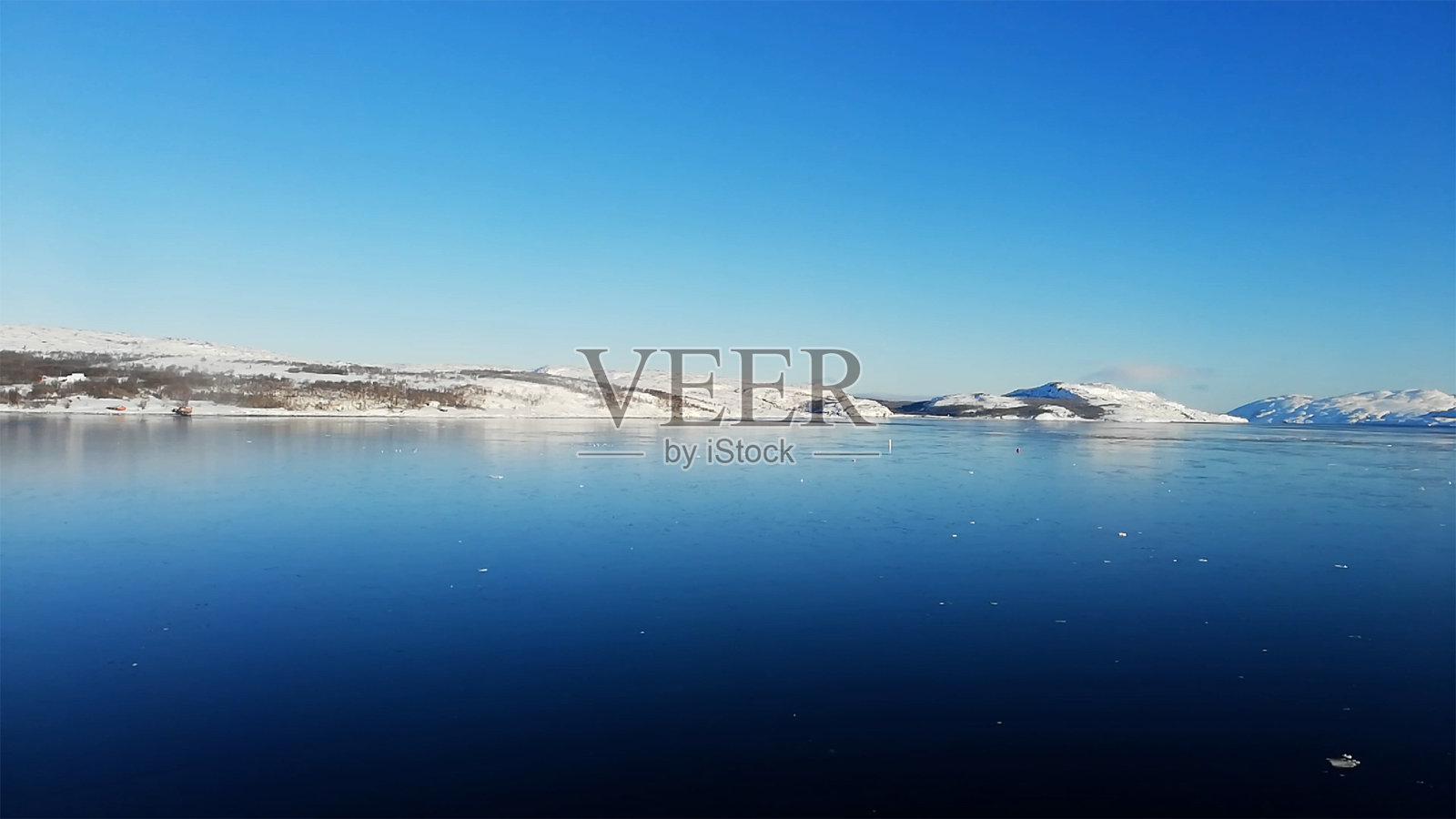 挪威北部的冰湖照片摄影图片