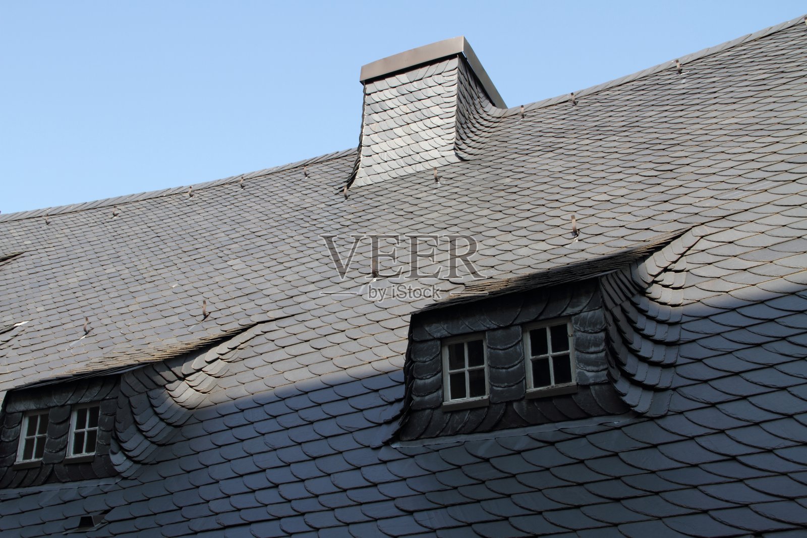 带屋顶窗的老房子照片摄影图片